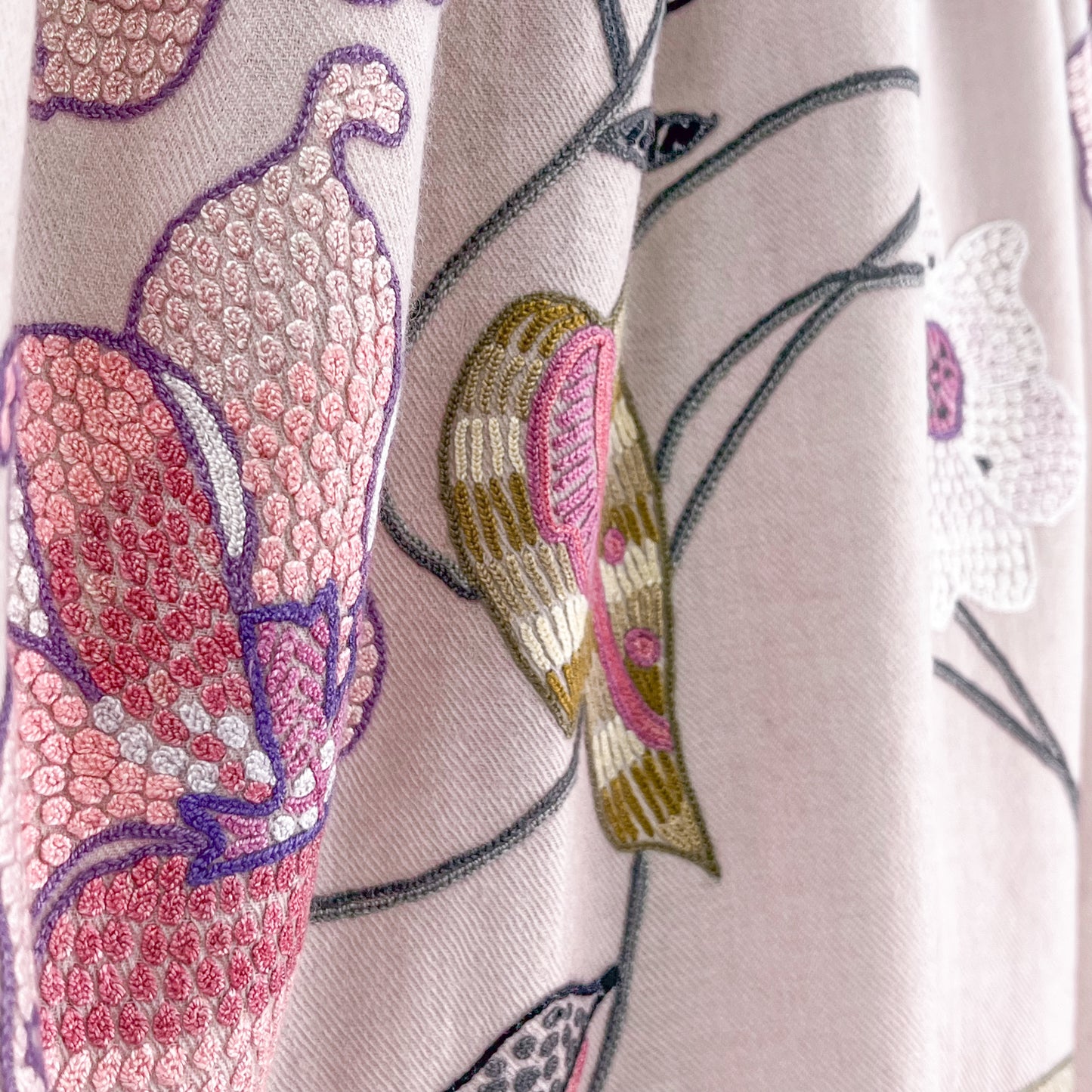 [Free Shipping] Flower Wool &amp; Silk Hand Embroidered Stole 60cm x 190cm (Light Gray)