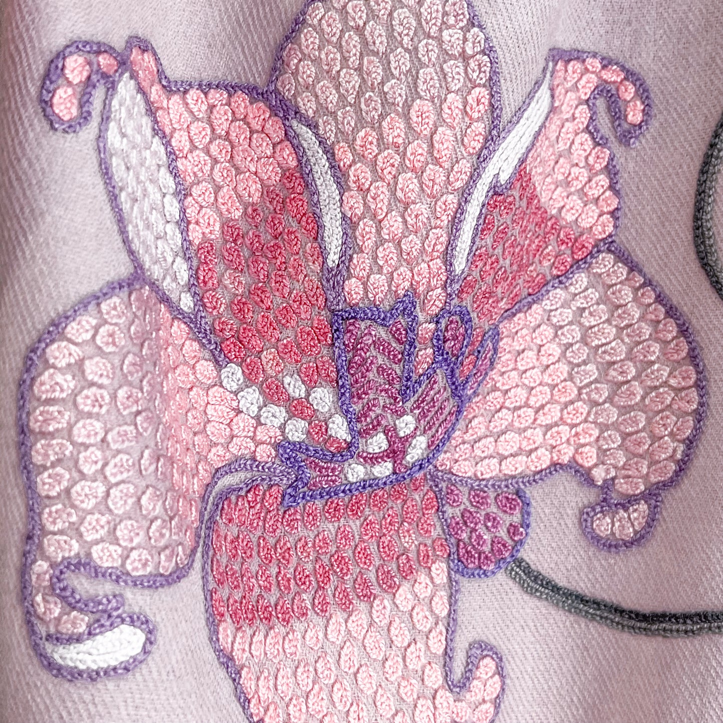 [Free Shipping] Flower Wool &amp; Silk Hand Embroidered Stole 60cm x 190cm (Light Gray)