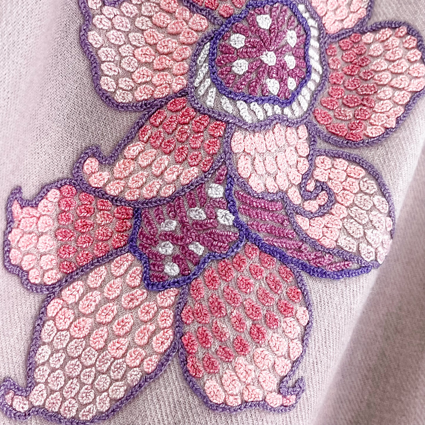 [Free Shipping] Flower Wool &amp; Silk Hand Embroidered Stole 60cm x 190cm (Light Gray)