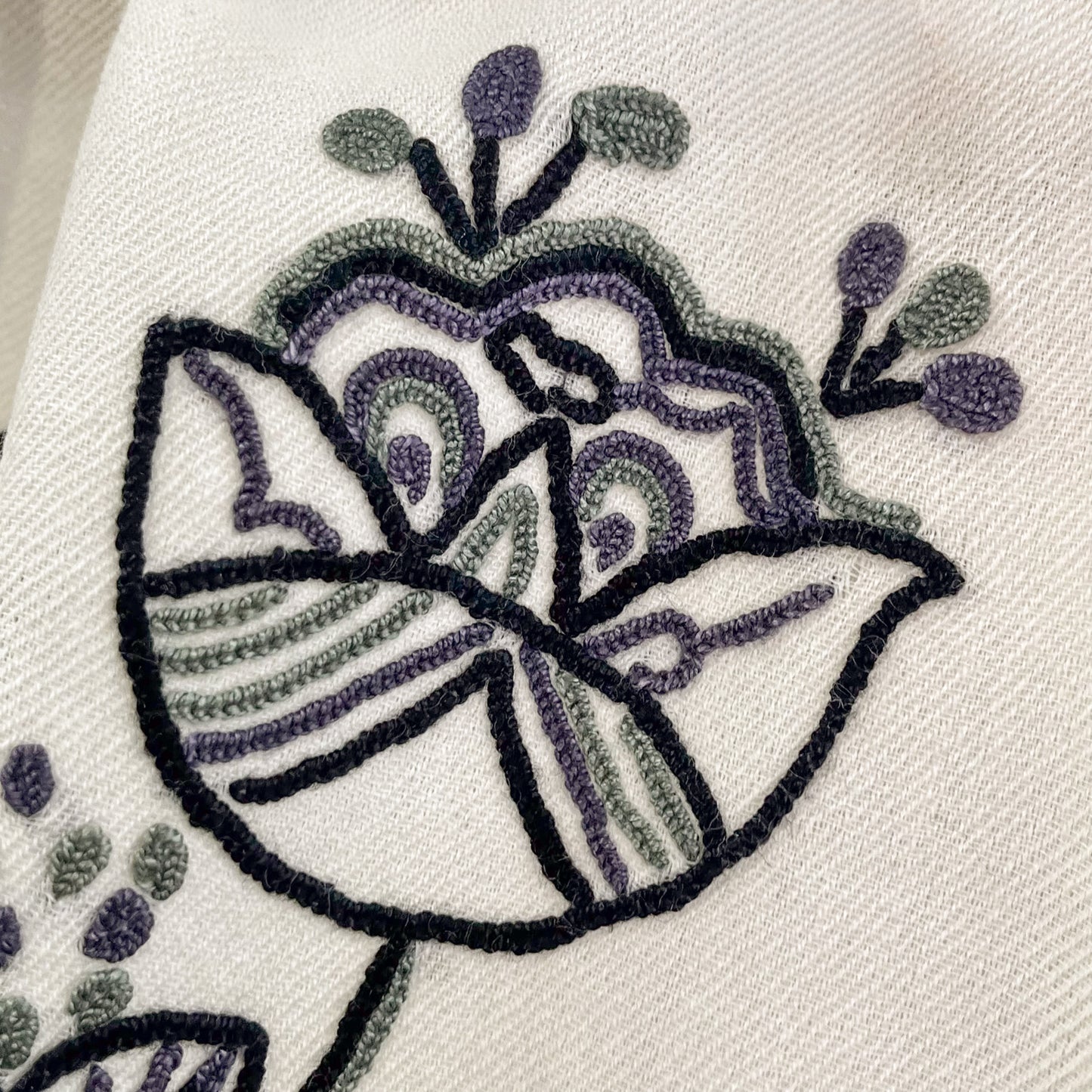 ウール アリー手刺繍ストール (ホワイト/ブラック)