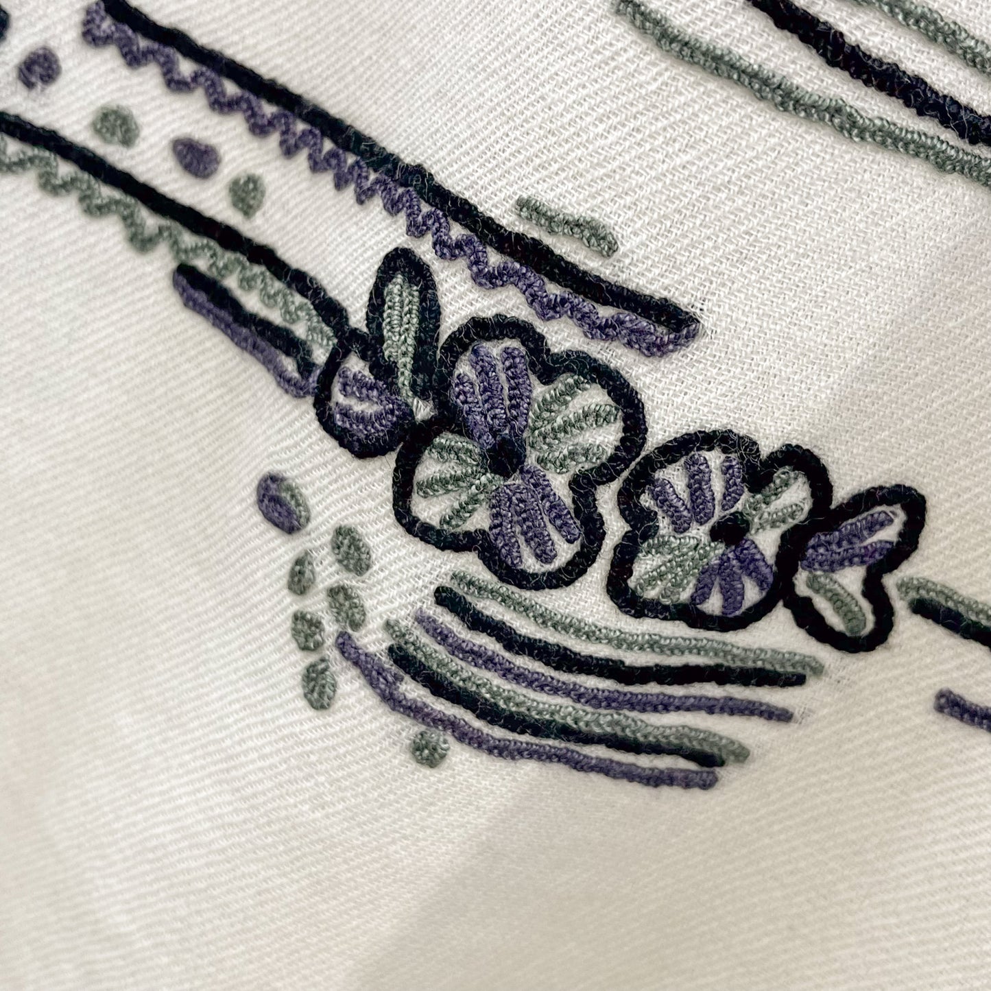 ウール アリー手刺繍ストール (ホワイト/ブラック)