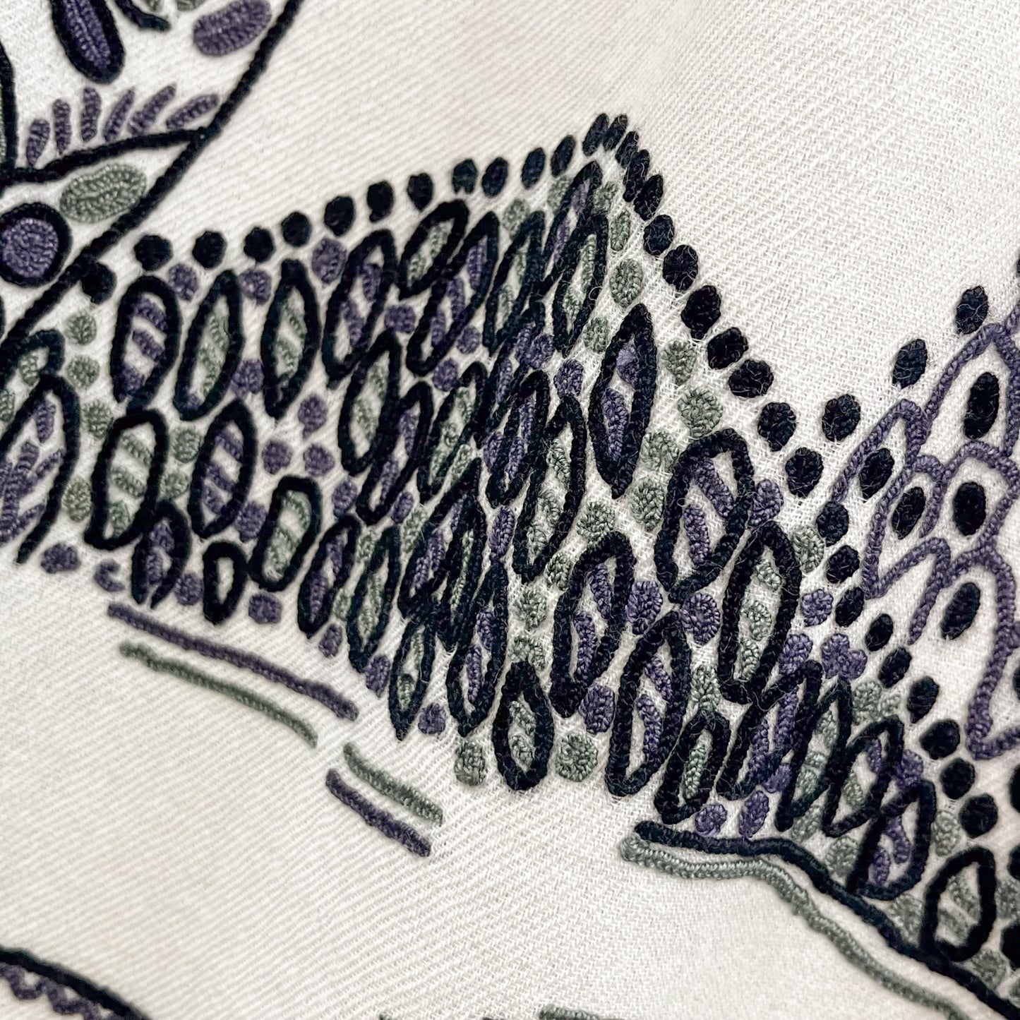 ウール アリー手刺繍ストール (ホワイト/ブラック)