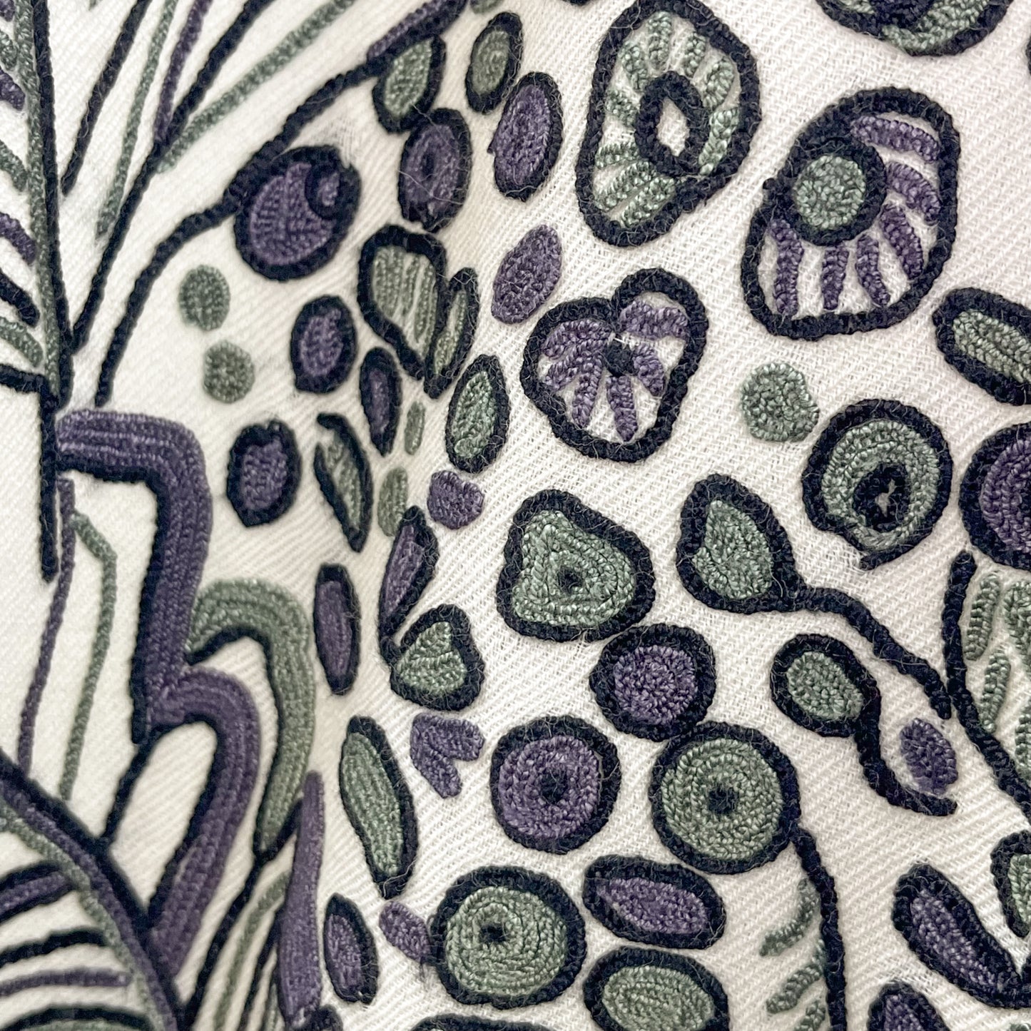 ウール アリー手刺繍ストール (ホワイト/ブラック)