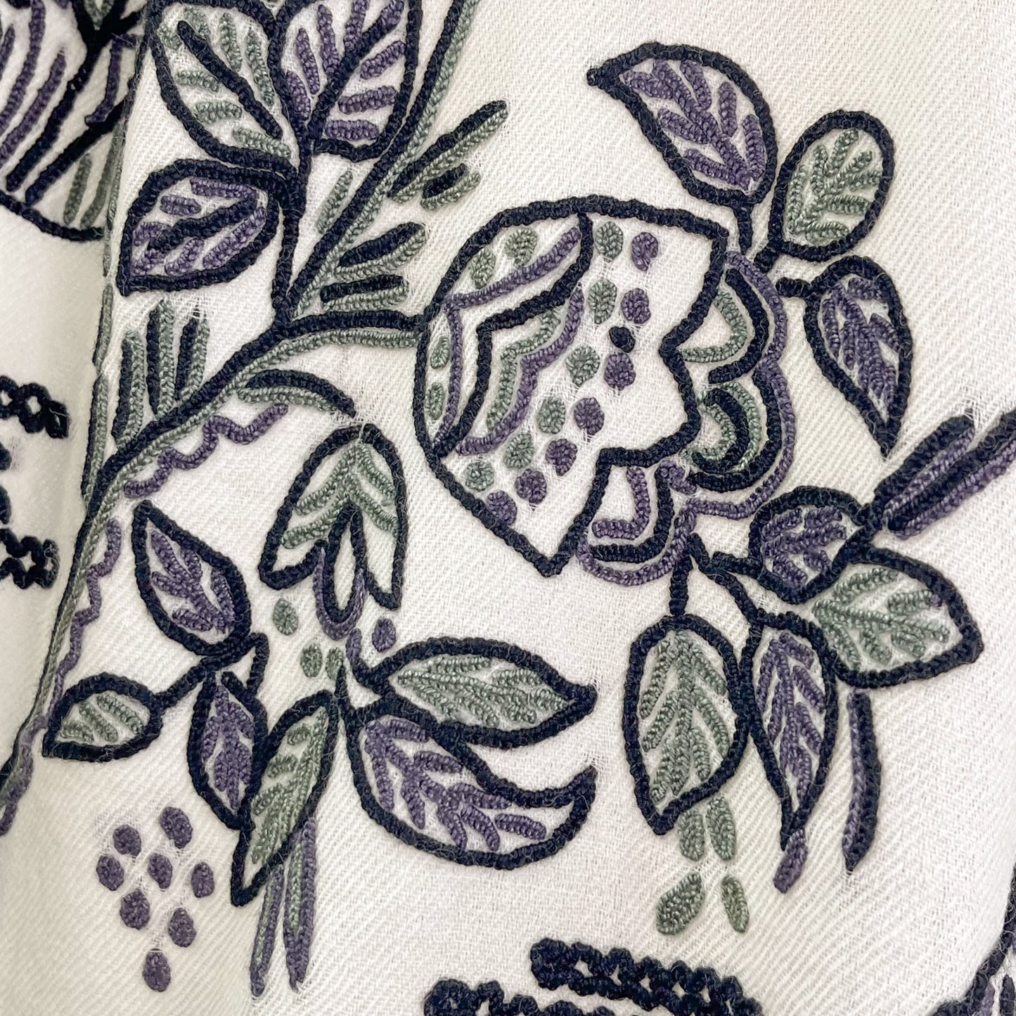 ウール アリー手刺繍ストール (ホワイト/ブラック)