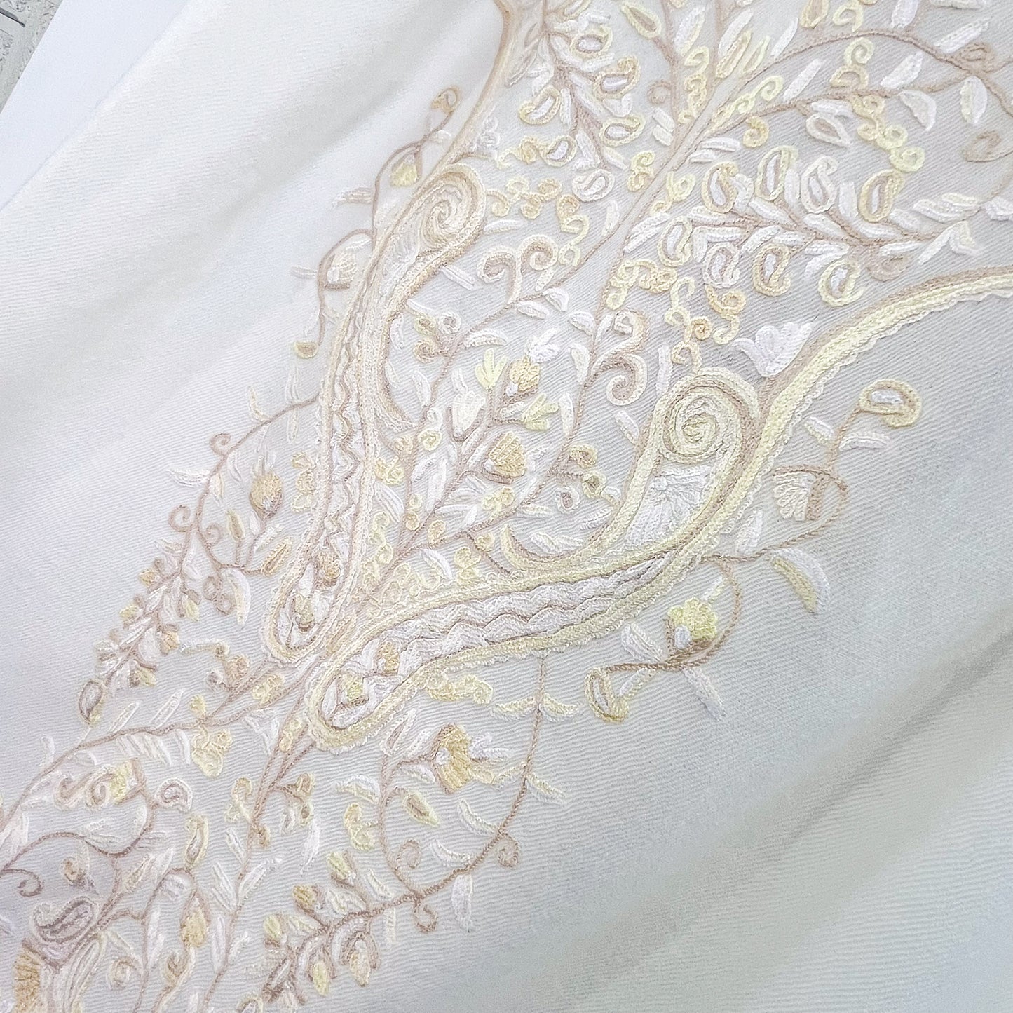 [Free Shipping] Flower Motif Wool Allie Hand Embroidered Stole 50cm x 190cm (Gray)