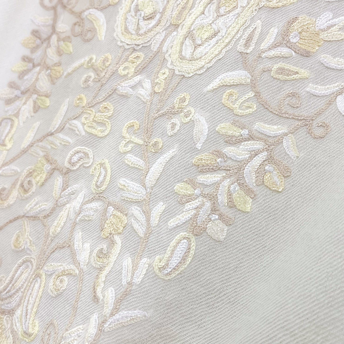 [Free Shipping] Flower Motif Wool Allie Hand Embroidered Stole 50cm x 190cm (Gray)