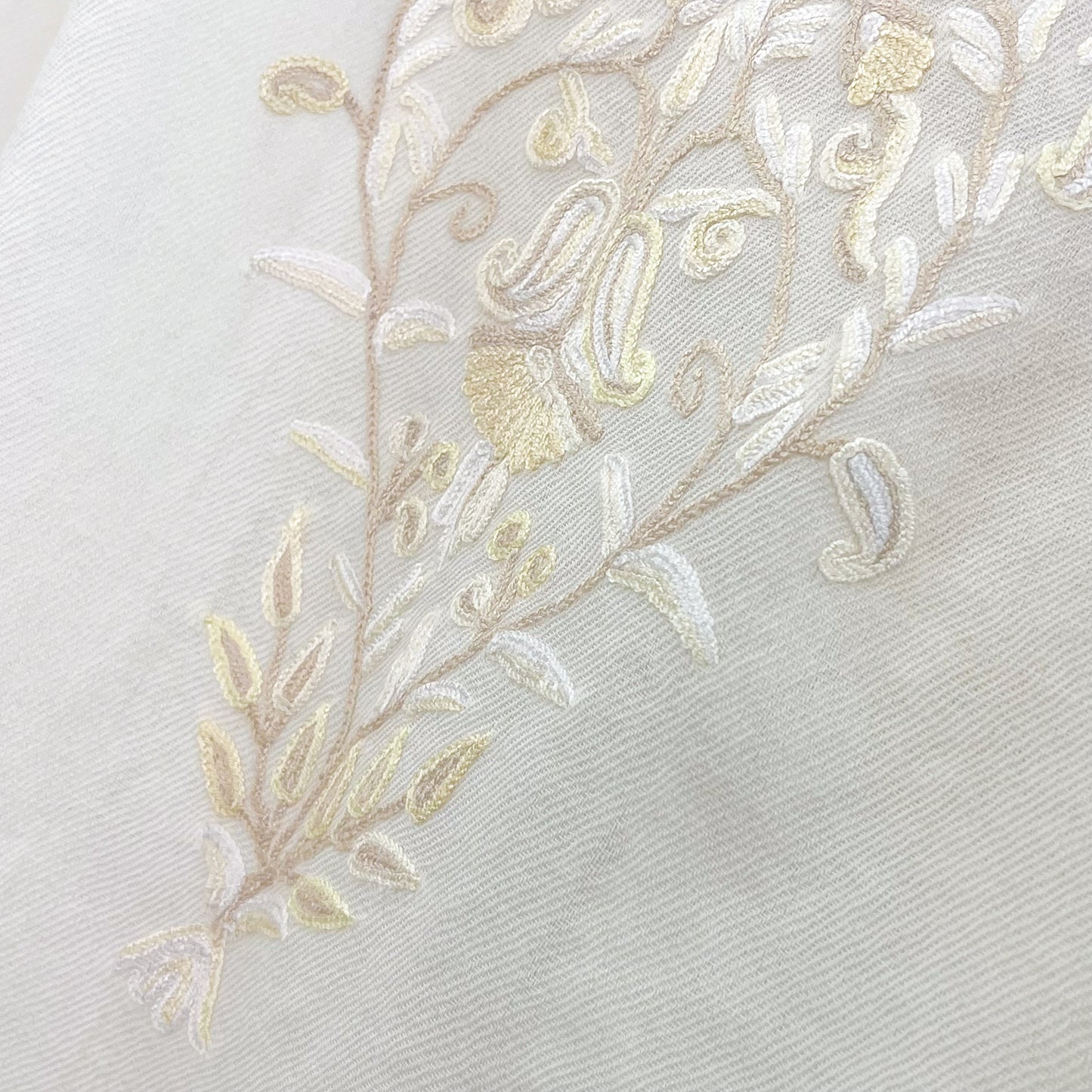 [Free Shipping] Flower Motif Wool Allie Hand Embroidered Stole 50cm x 190cm (Gray)