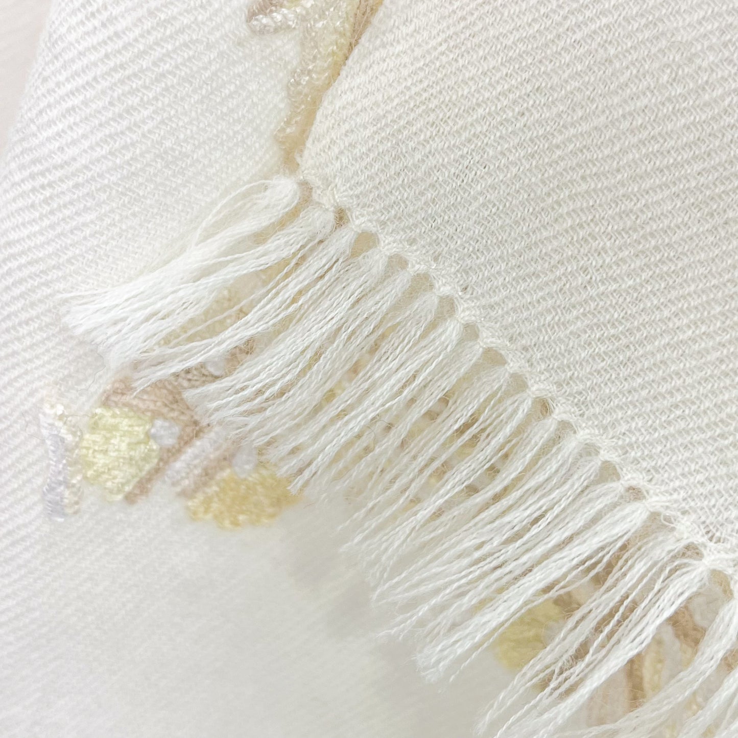 [Free Shipping] Flower Motif Wool Allie Hand Embroidered Stole 50cm x 190cm (Gray)