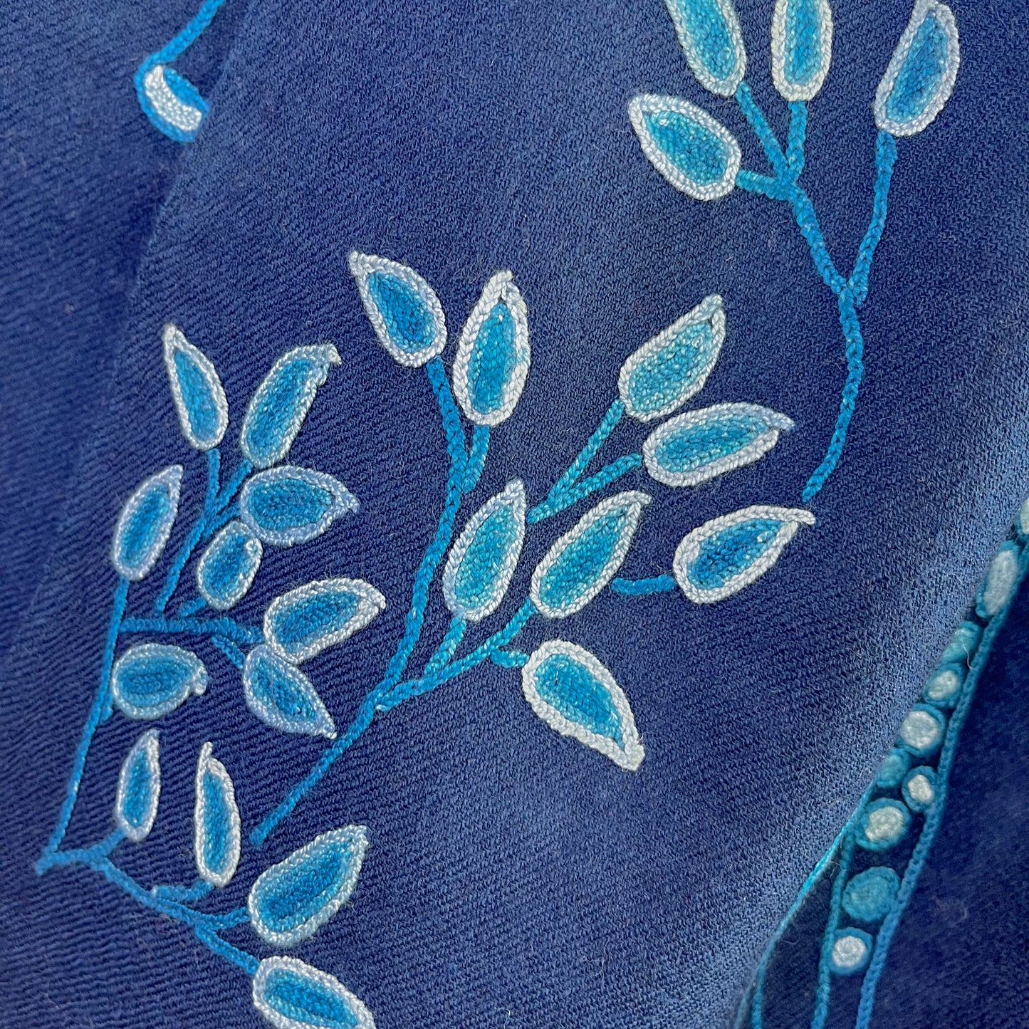 キリン柄サファリダンス ウール アリー手刺繍ストール (ネイビーブルー)