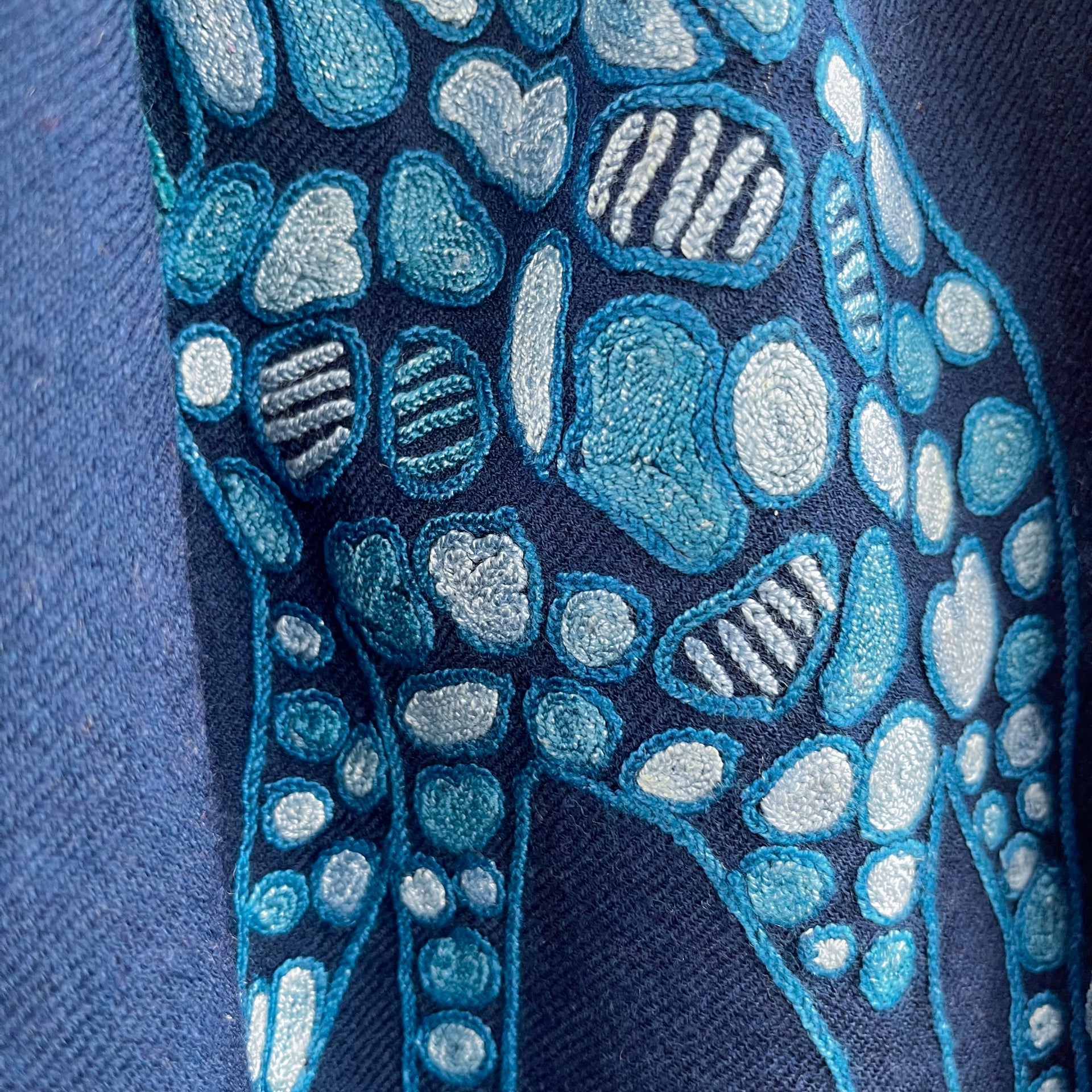 キリン柄サファリダンス ウール アリー手刺繍ストール (ネイビーブルー