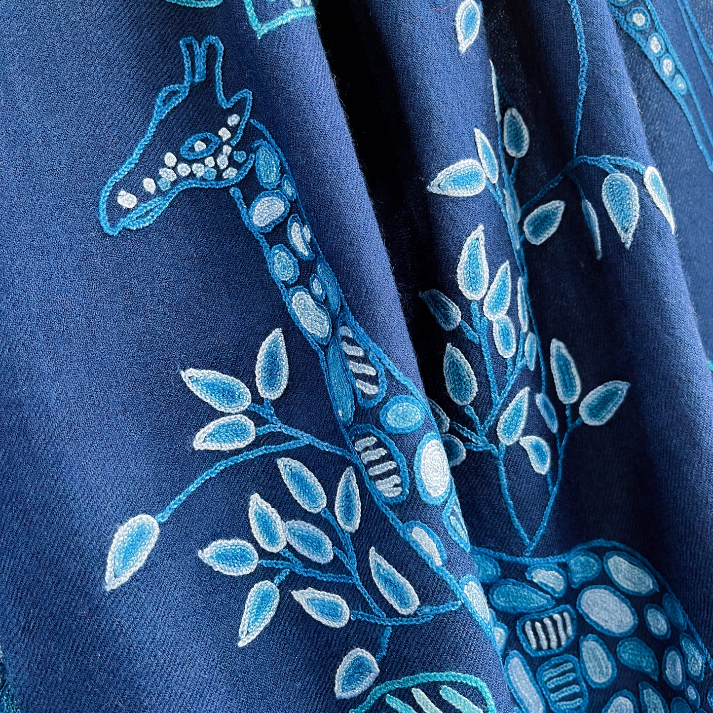 キリン柄サファリダンス ウール アリー手刺繍ストール (ネイビーブルー)