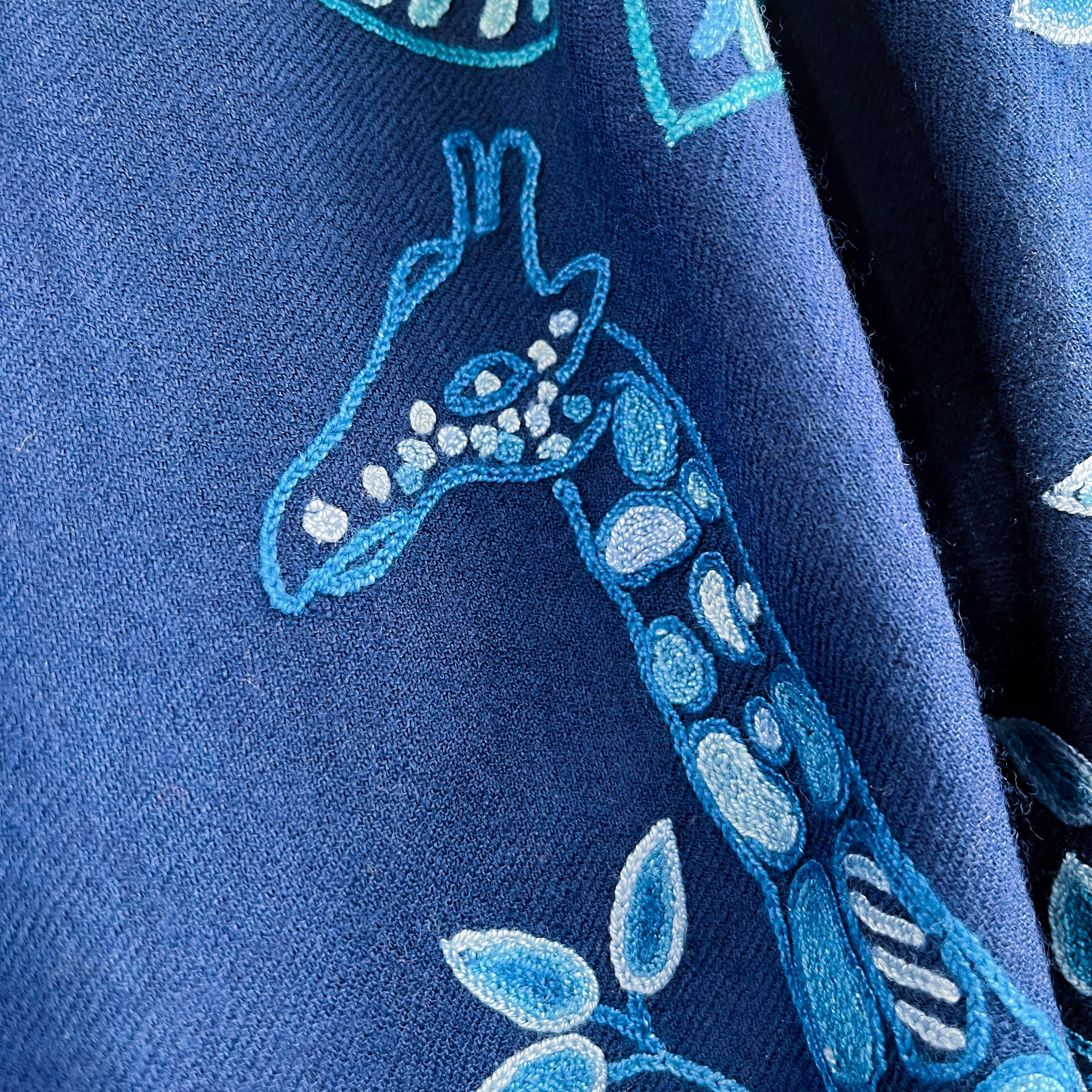 キリン柄サファリダンス ウール アリー手刺繍ストール (ネイビーブルー