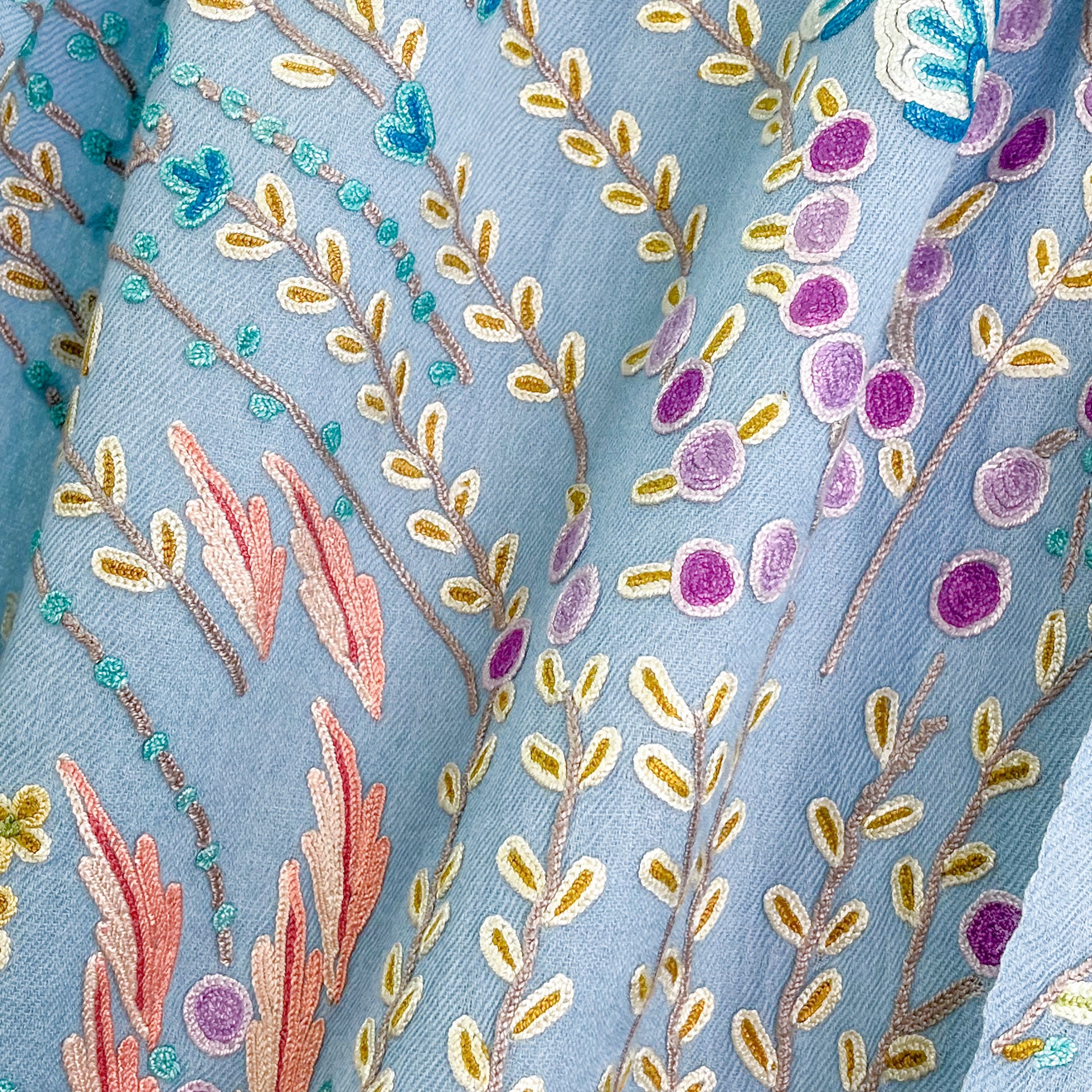 Spring Garden ウール アリー手刺繍ストール (ライトブルー) – TARA