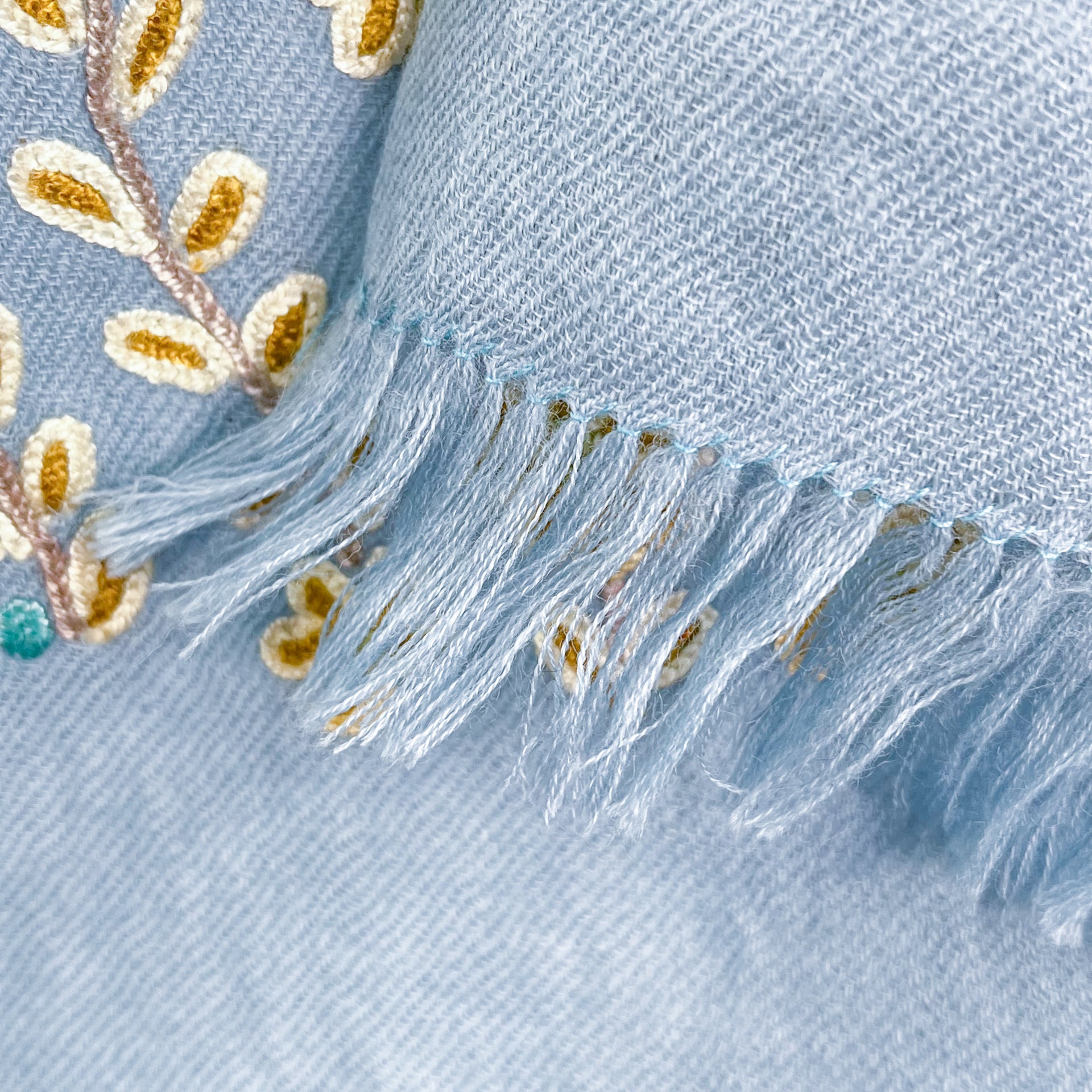 Spring Garden ウール アリー手刺繍ストール (ライトブルー) – TARA