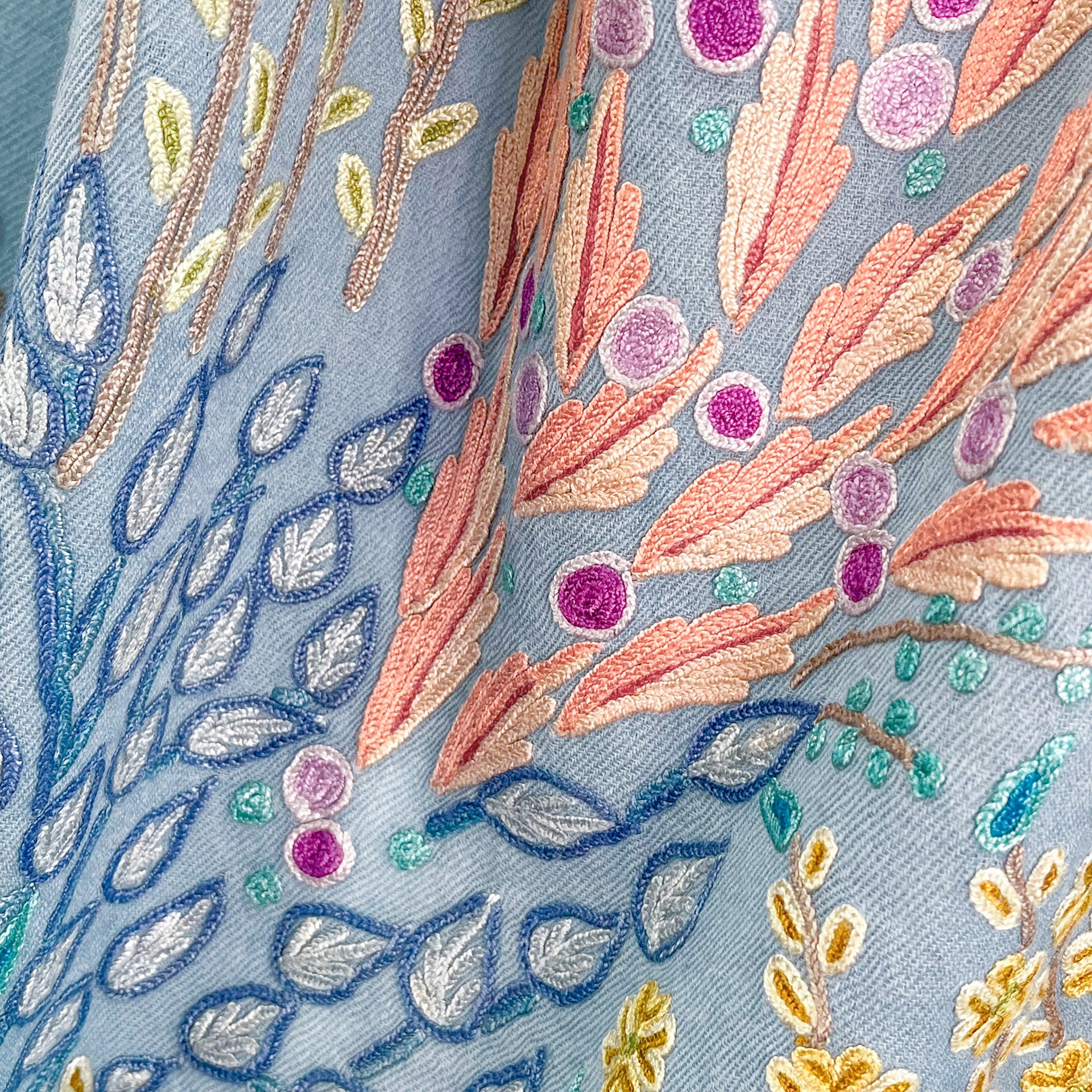 Spring Garden ウール アリー手刺繍ストール (ライトブルー) – TARA