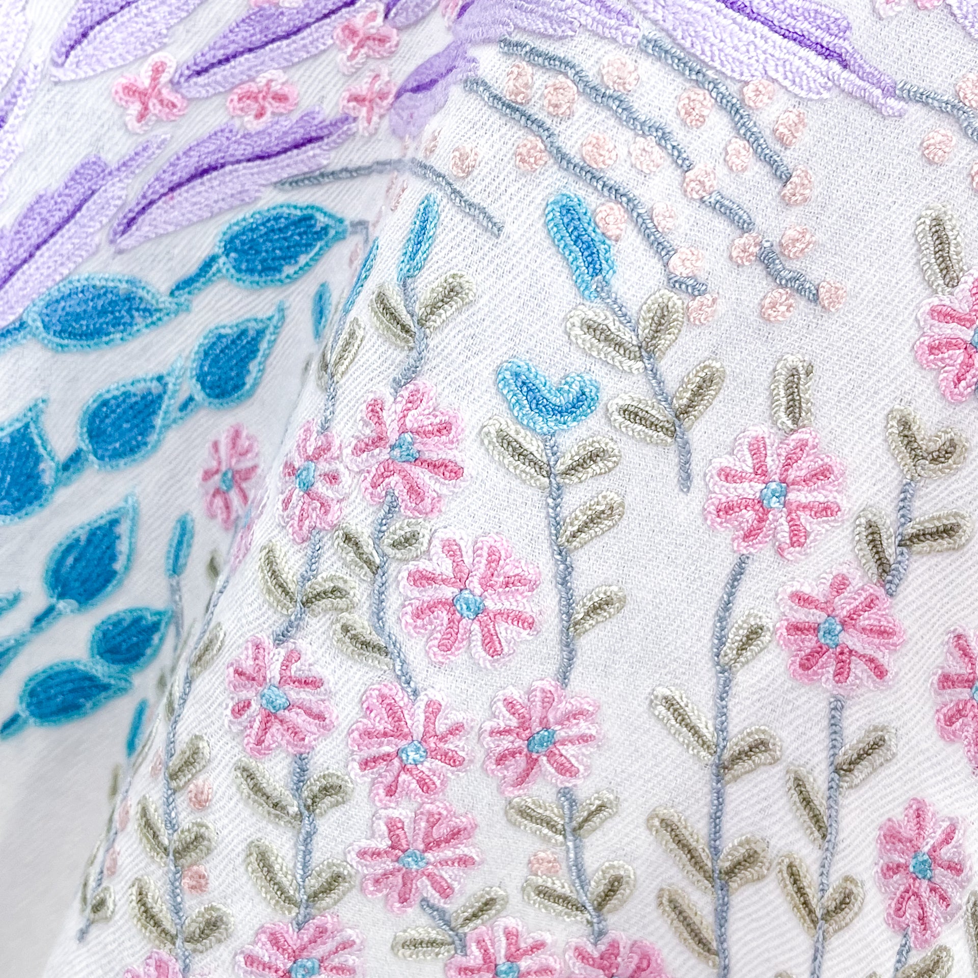 Spring Garden ウール アリー手刺繍ストール (ホワイト/マルチ) – TARA