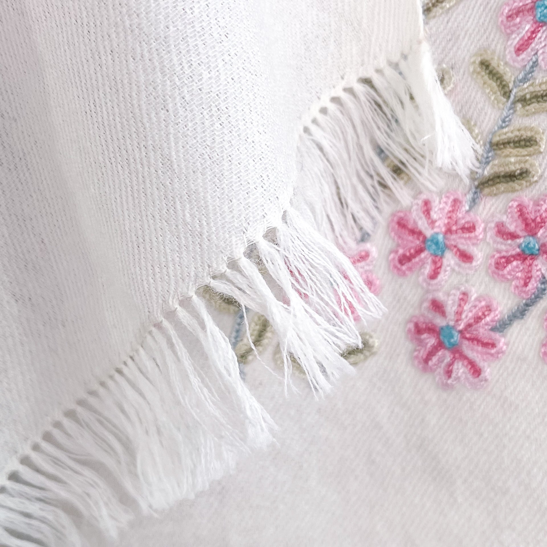 Spring Garden ウール アリー手刺繍ストール (ホワイト/マルチ) – TARA