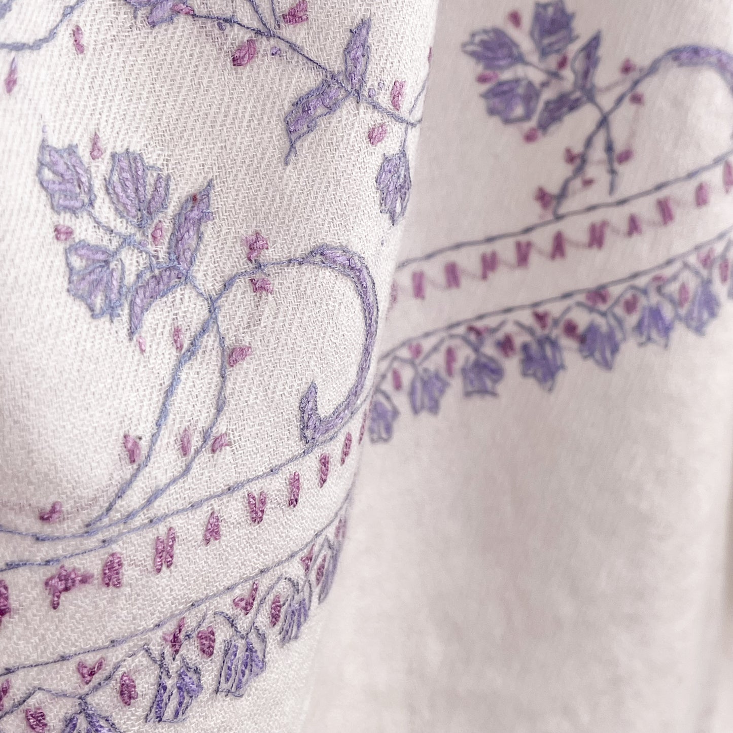 ウール ニードル手刺繍ストール (ホワイト/パープル)