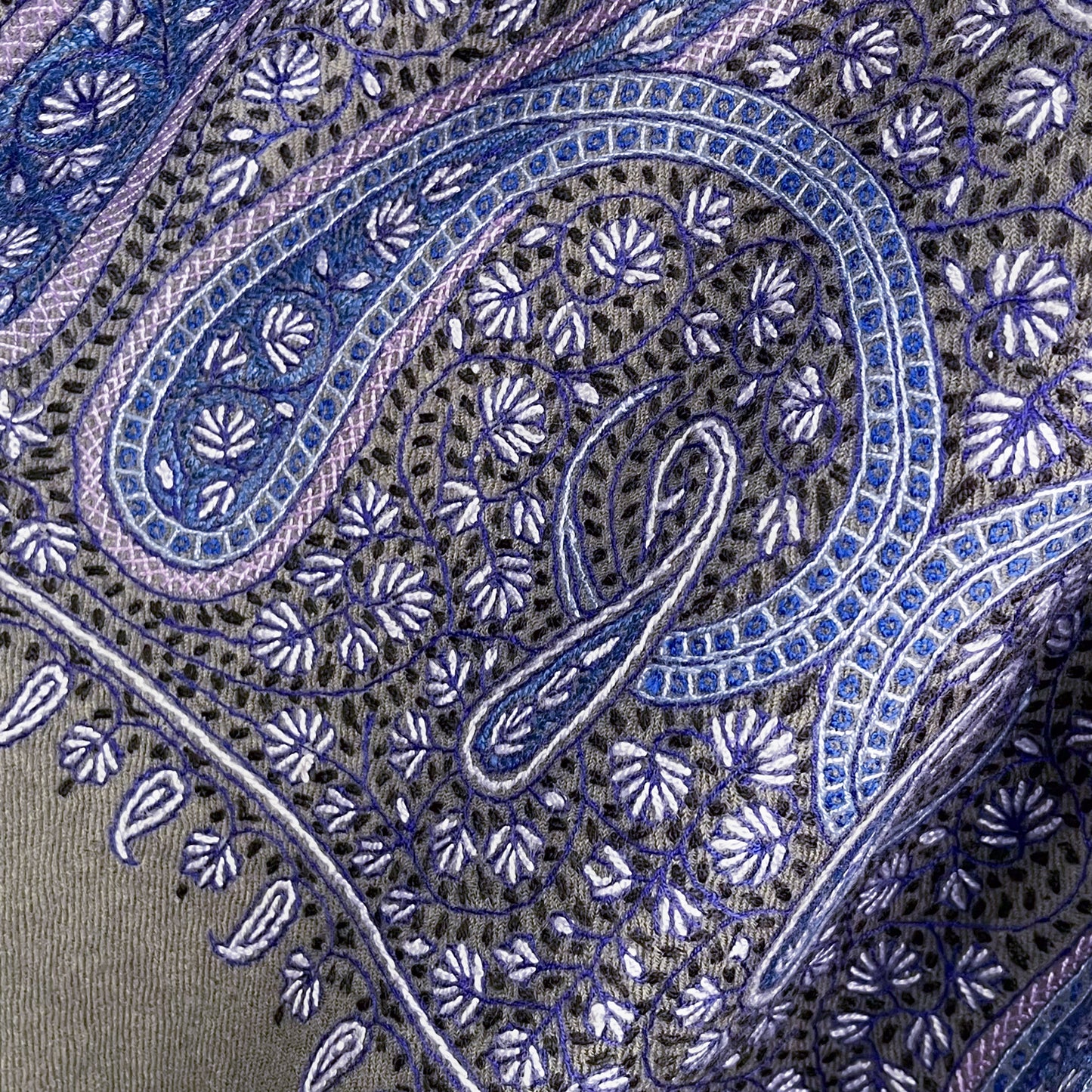 Paisley Waves ウール ニードル手刺繍ストール (グレー/パープル)