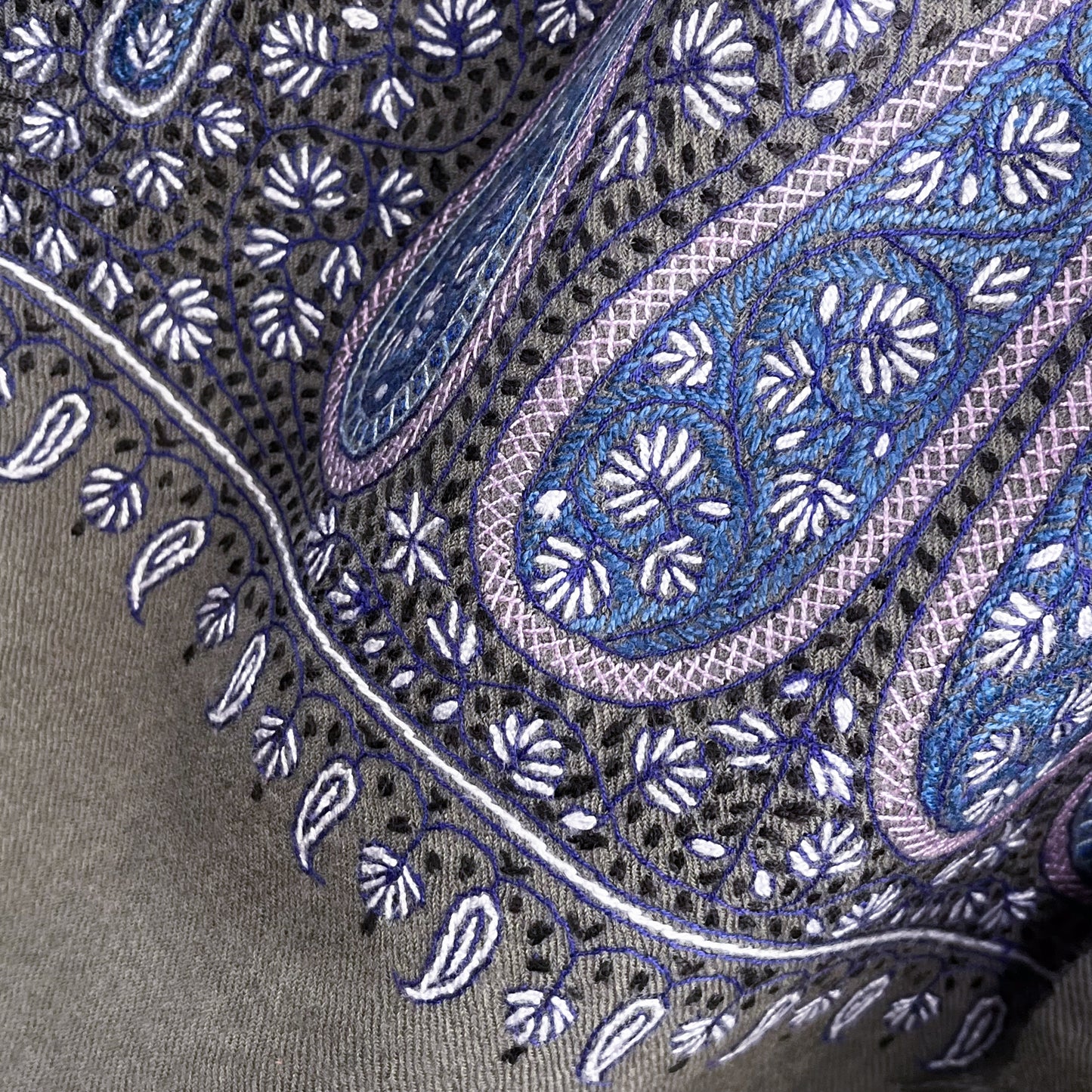 Paisley Waves ウール ニードル手刺繍ストール (グレー/パープル)