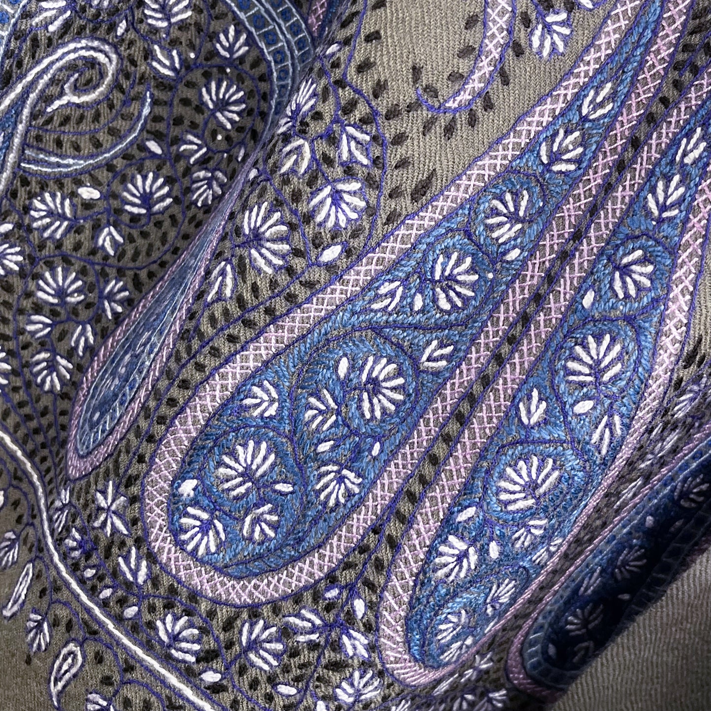 Paisley Waves ウール ニードル手刺繍ストール (グレー/パープル)