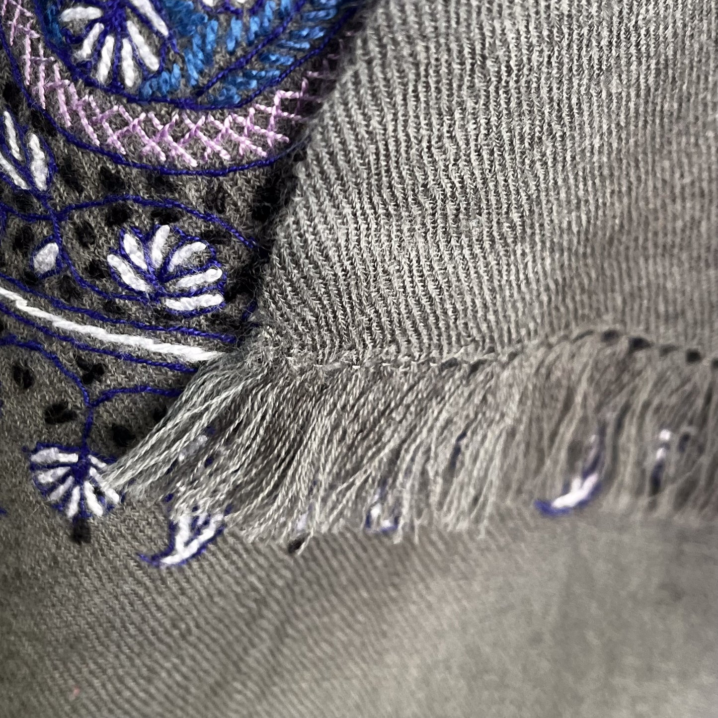 Paisley Waves ウール ニードル手刺繍ストール (グレー/パープル)