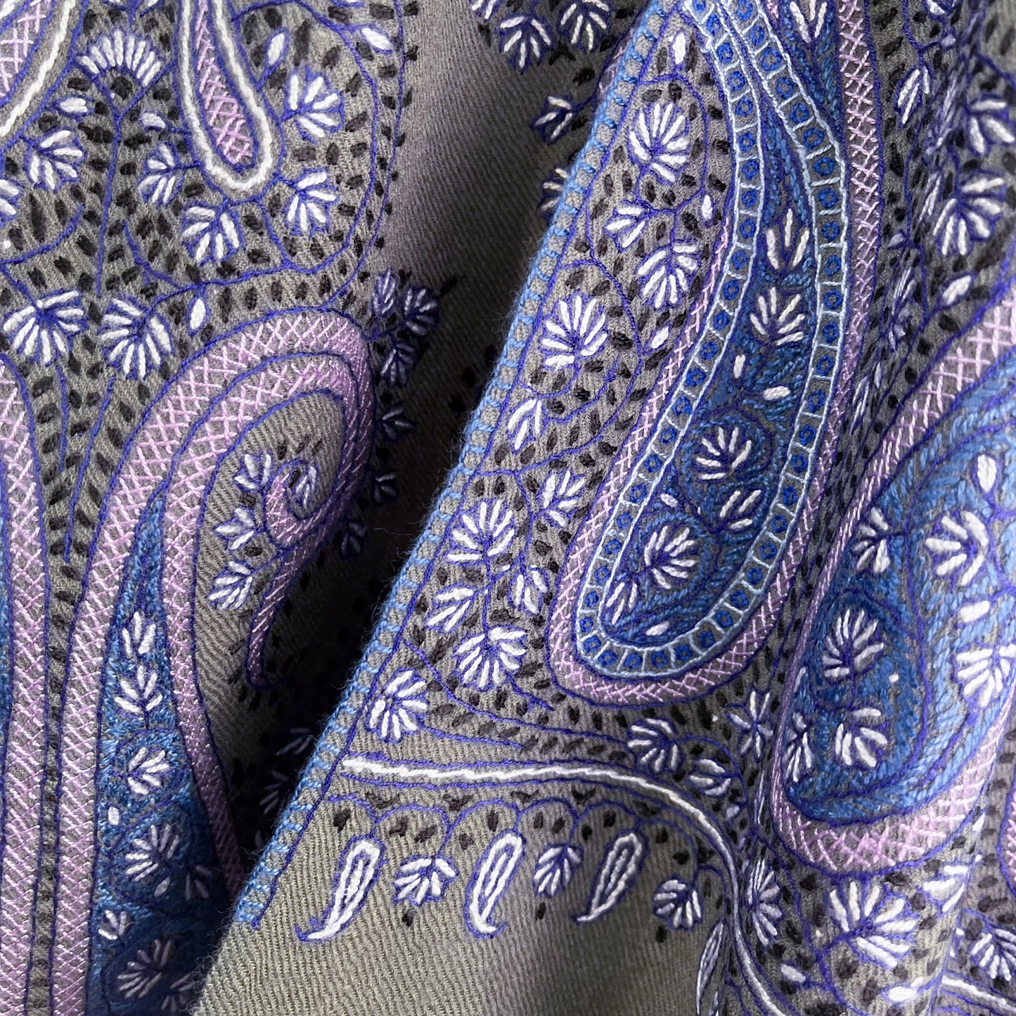 Paisley Waves ウール ニードル手刺繍ストール (グレー/パープル)