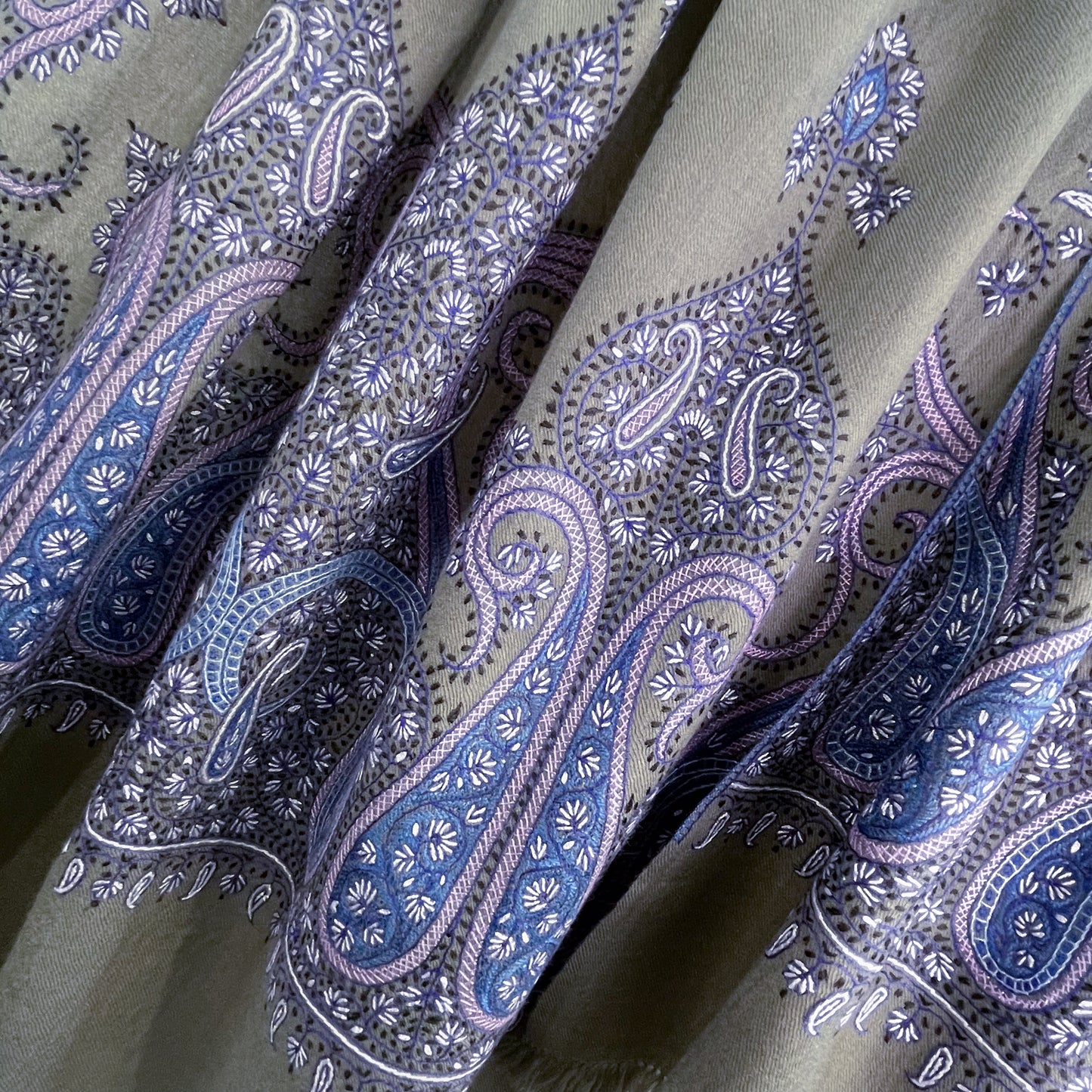 Paisley Waves ウール ニードル手刺繍ストール (グレー/パープル)