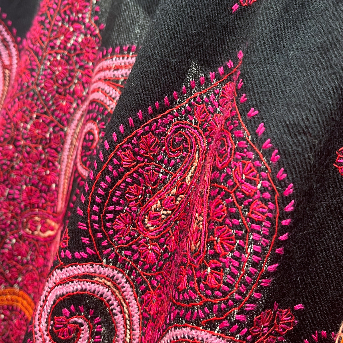 Paisley Waves ウール ニードル手刺繍ストール (ブラック/フューシャピンク)