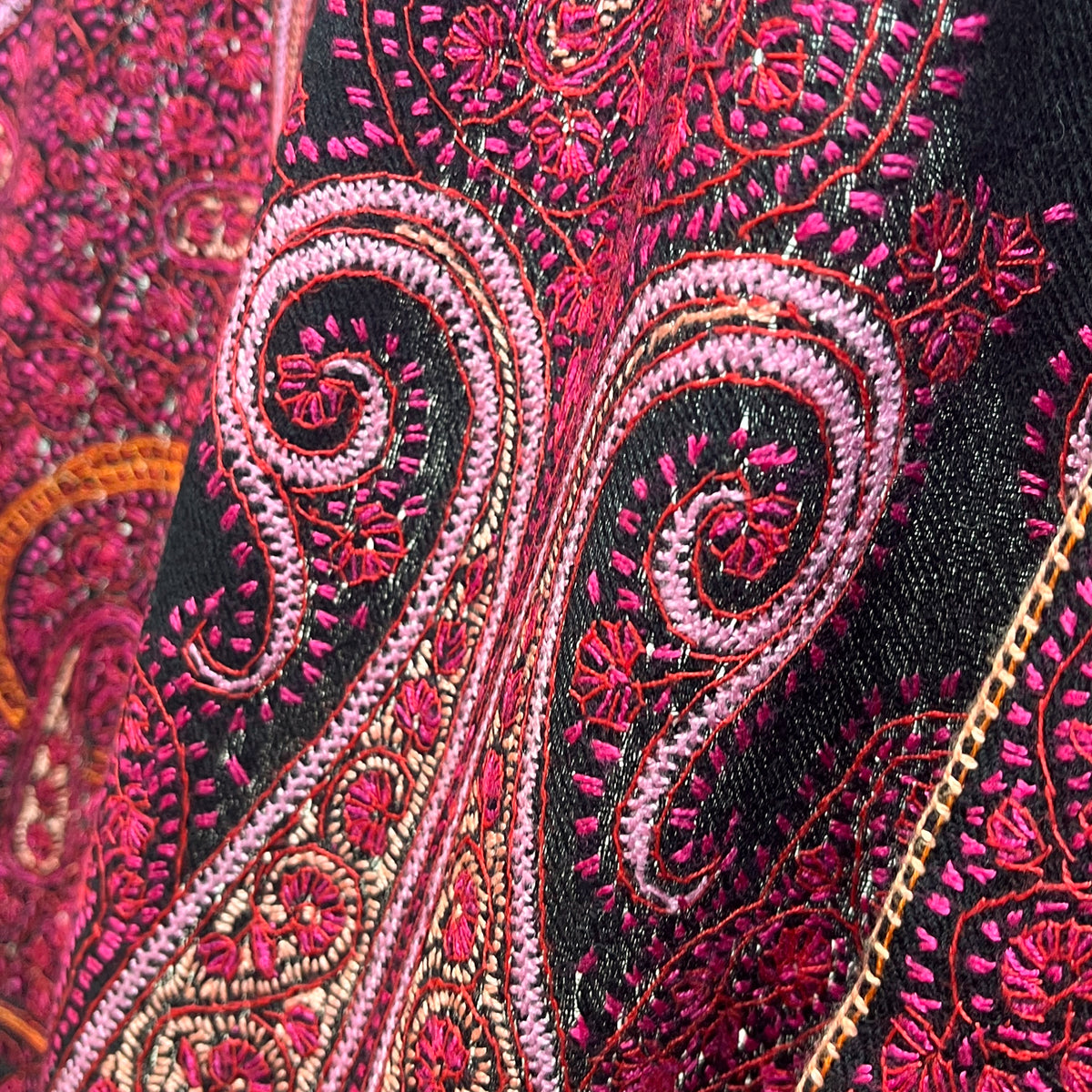 Paisley Waves ウール ニードル手刺繍ストール (ブラック/フューシャピンク)