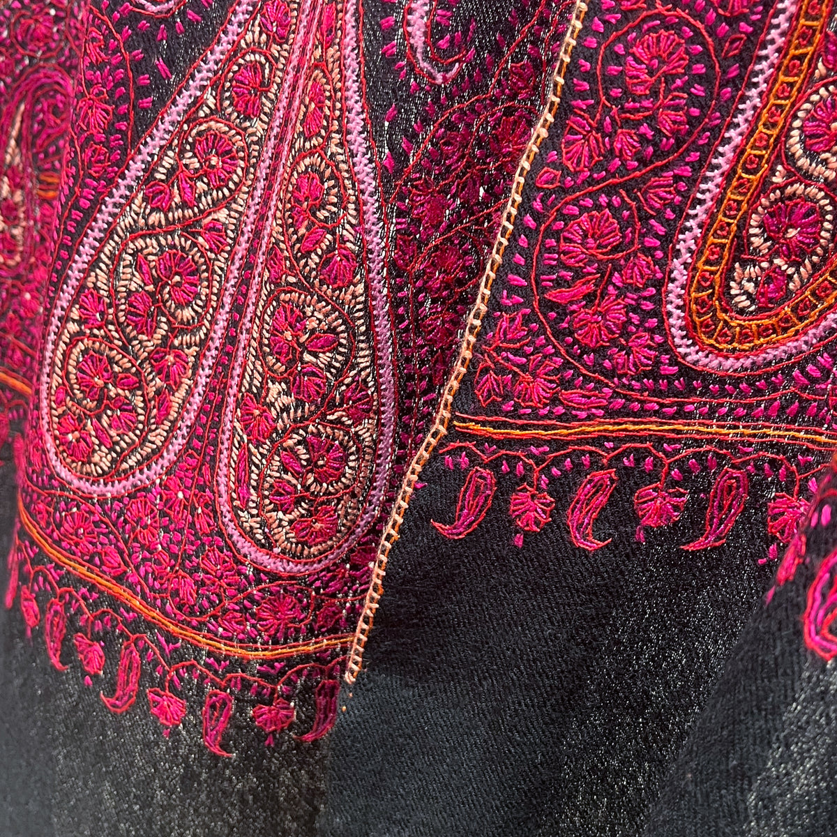 Paisley Waves ウール ニードル手刺繍ストール (ブラック/フューシャピンク)