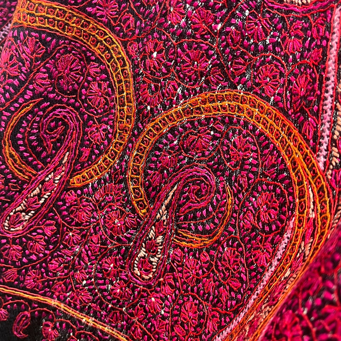 Paisley Waves ウール ニードル手刺繍ストール (ブラック/フューシャピンク)