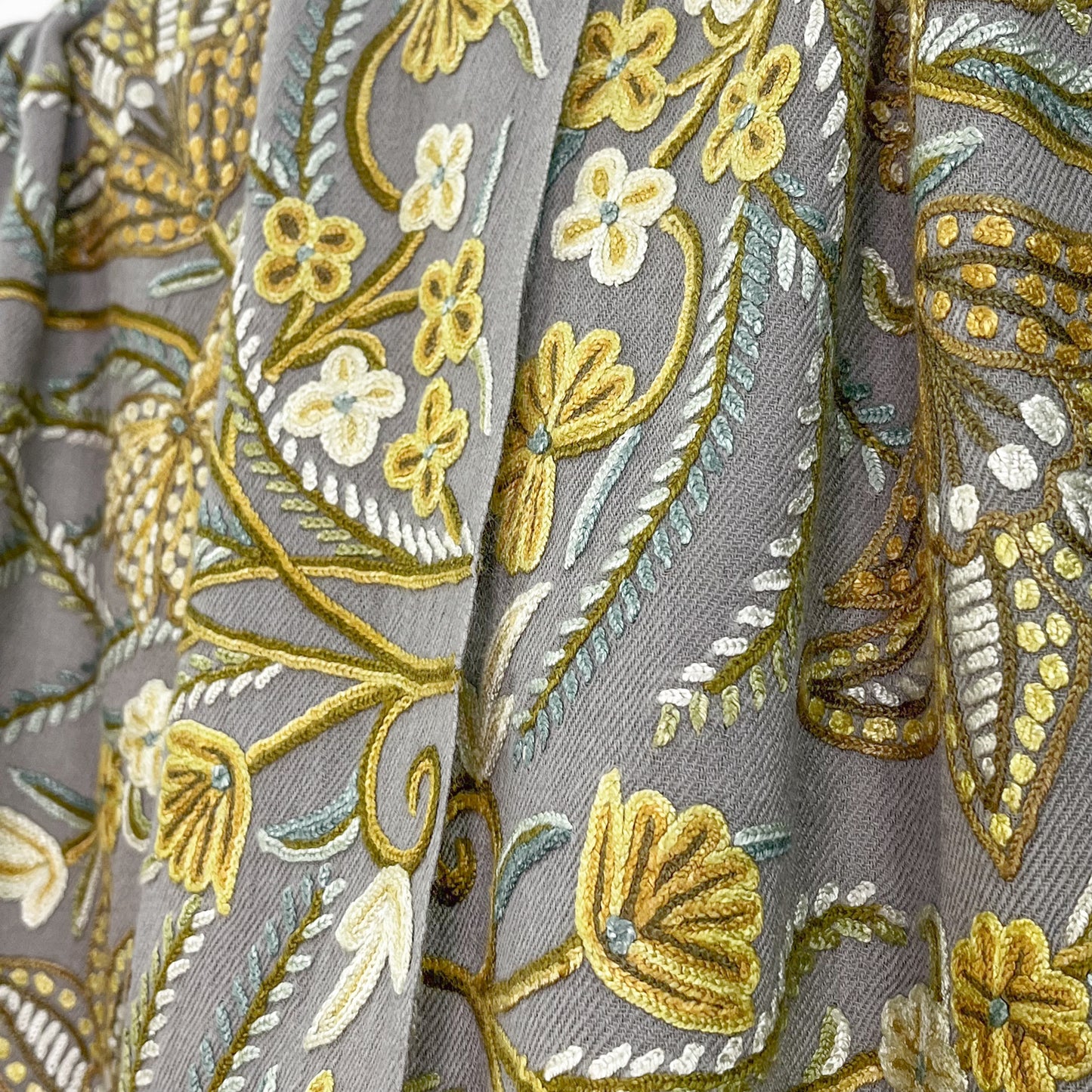 フラワーモチーフウール アリー手刺繍ストール(グレージュ/イエロー)