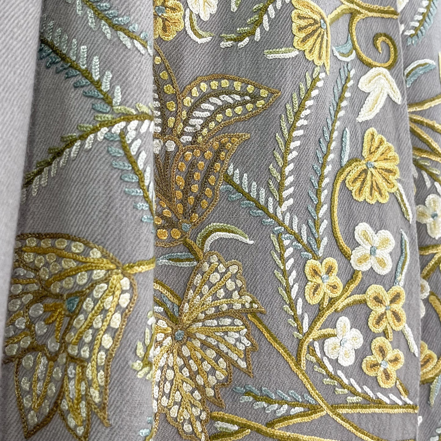 フラワーモチーフウール アリー手刺繍ストール(グレージュ/イエロー)