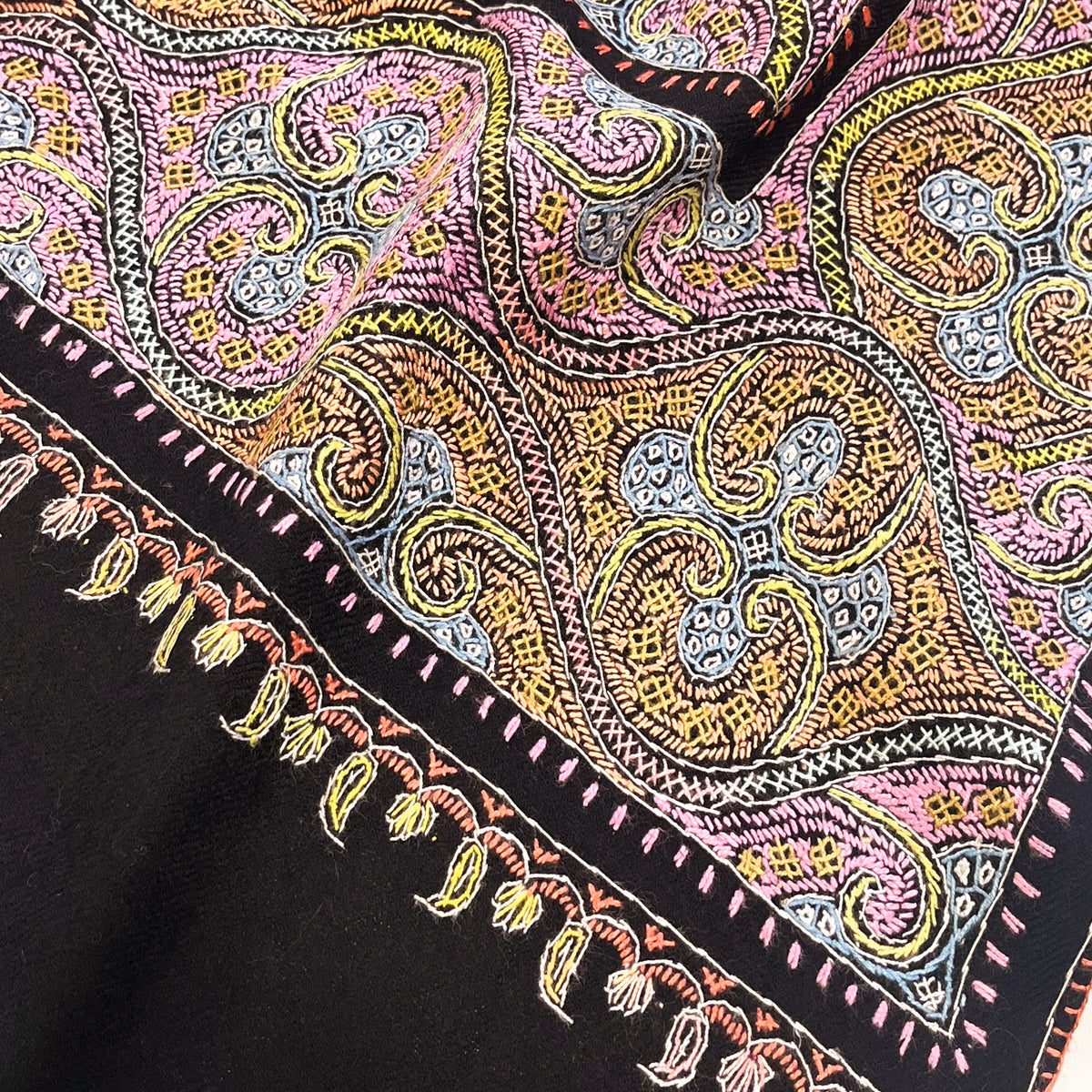 総柄 ウール ニードル手刺繍ストール(ブラックマルチ)