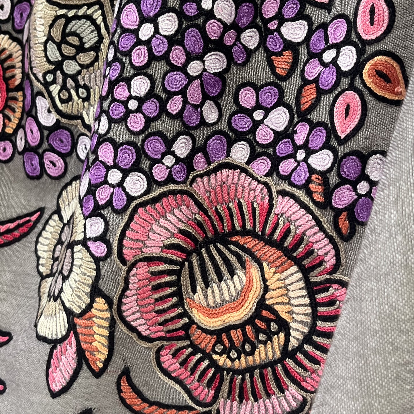 エキゾチックフラワー 薄手ウール&シルク アリー手刺繍ストール (パープリッシュグレー)