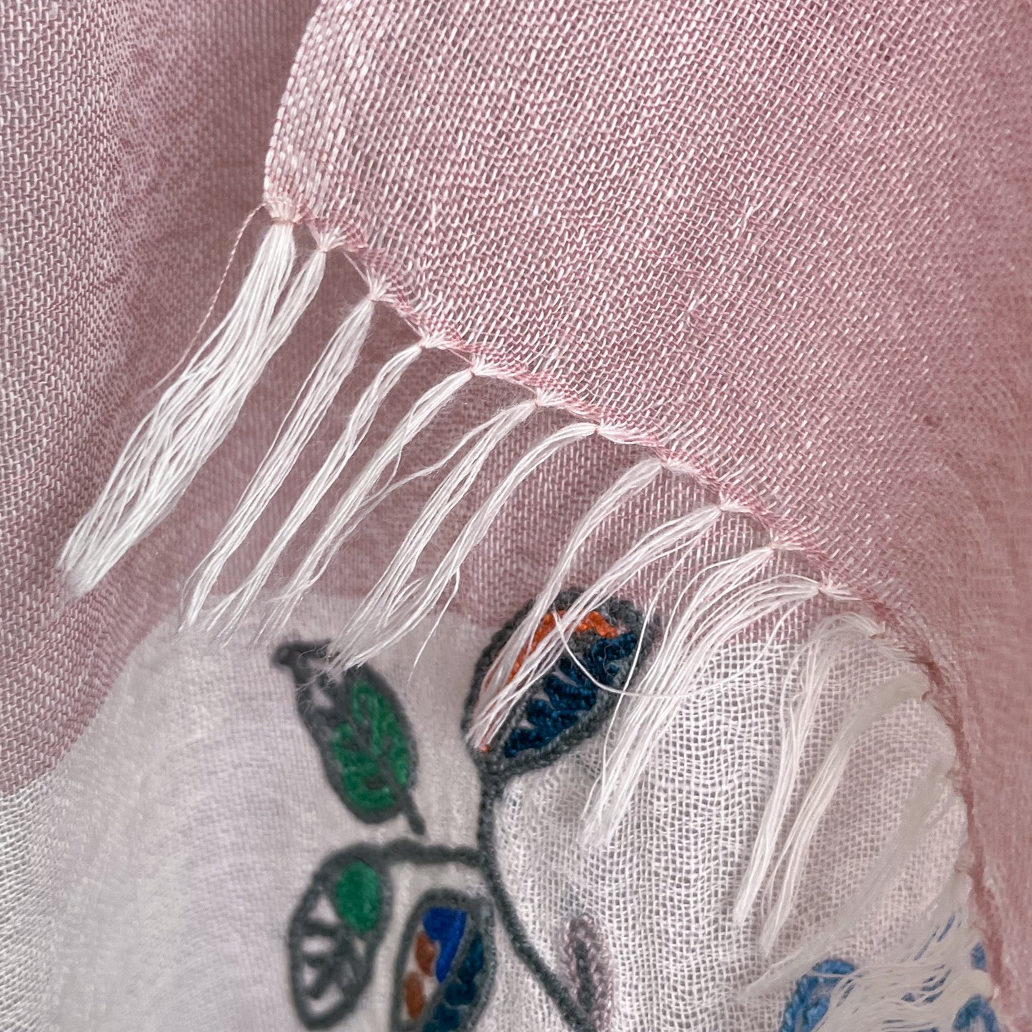 薄手ウール&シルク アリー手刺繍ストール(ライトピンク)