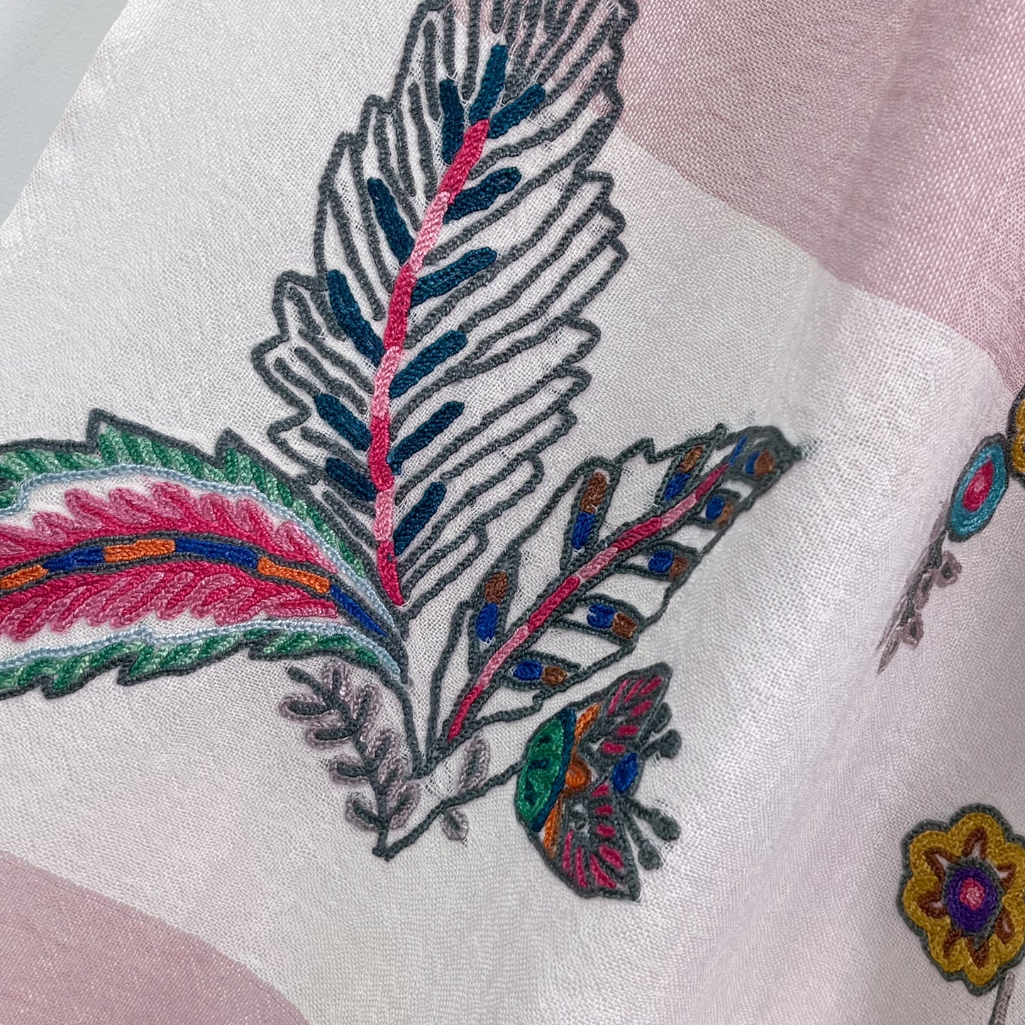 薄手ウール&シルク アリー手刺繍ストール(ライトピンク)