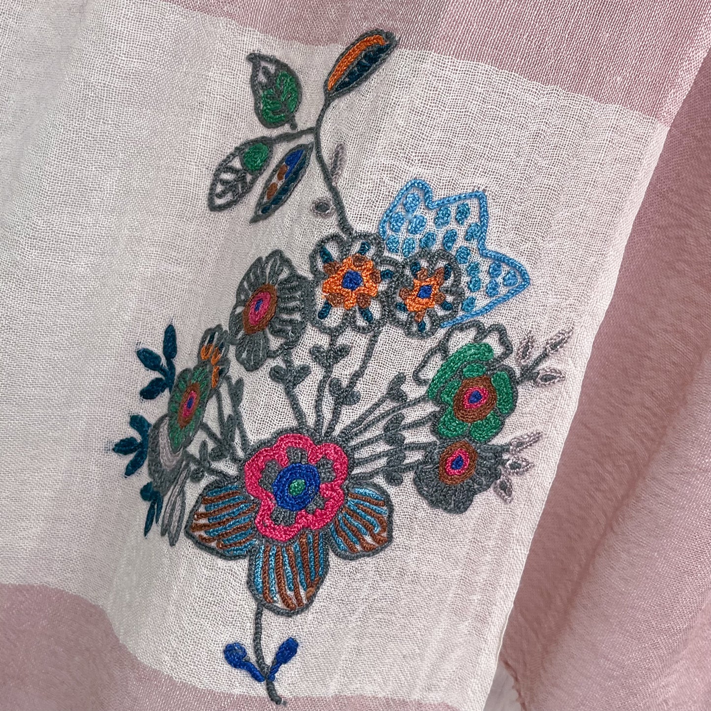 薄手ウール&シルク アリー手刺繍ストール(ライトピンク)