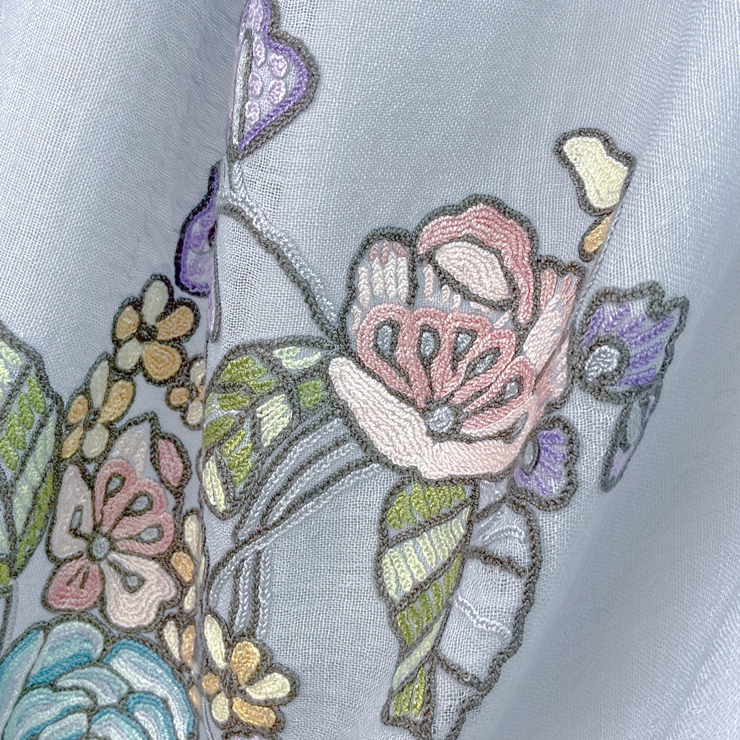 フラワーモチーフ 薄手ウール&シルク アリー手刺繍ストール (ライトブルー)