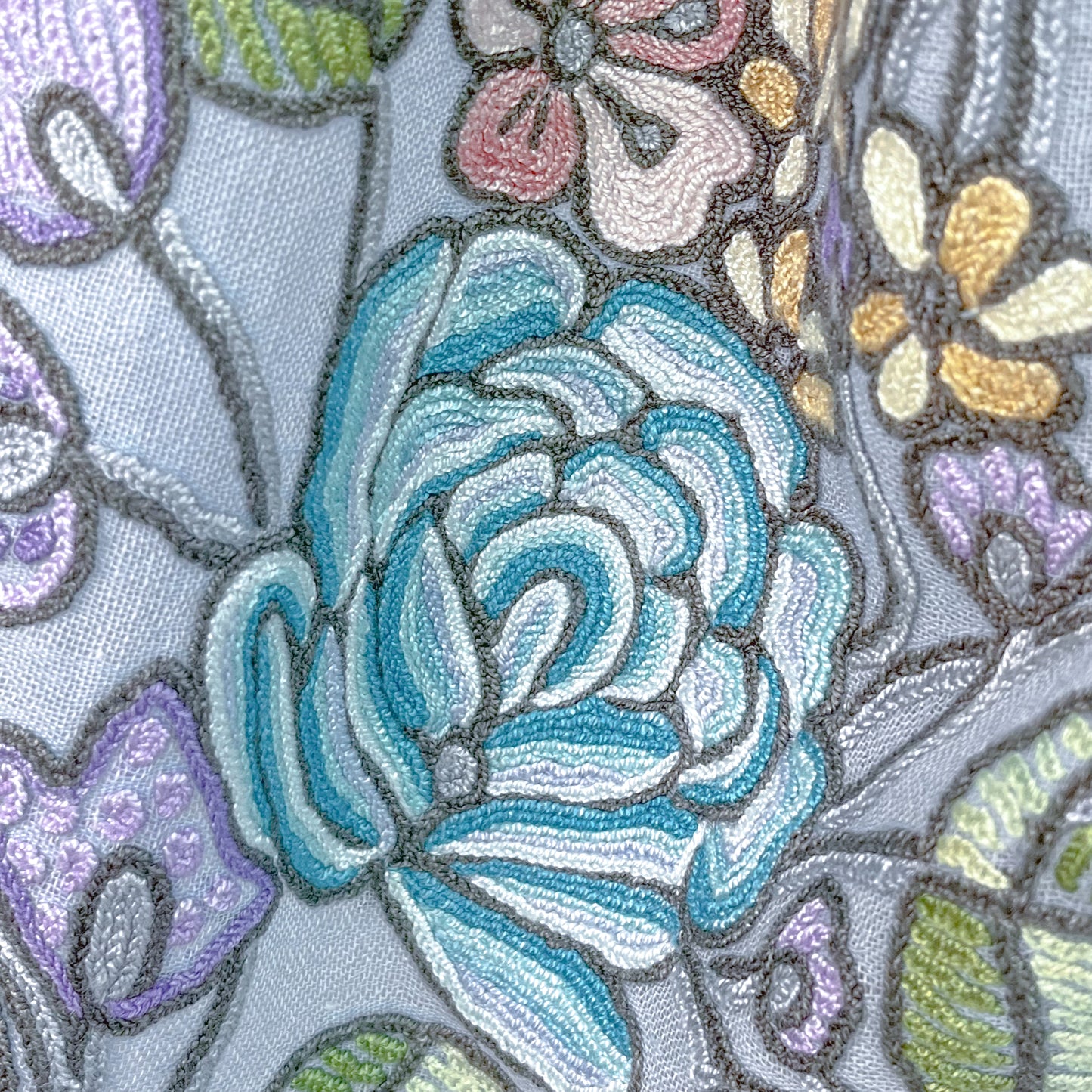 フラワーモチーフ 薄手ウール&シルク アリー手刺繍ストール (ライトブルー)