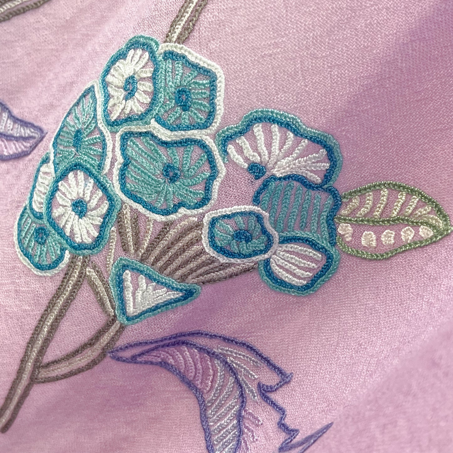 オリエンタルフラワーシリーズ薄手ウール&シルク アリー手刺繍ストール(ラベンダーグラデーション)