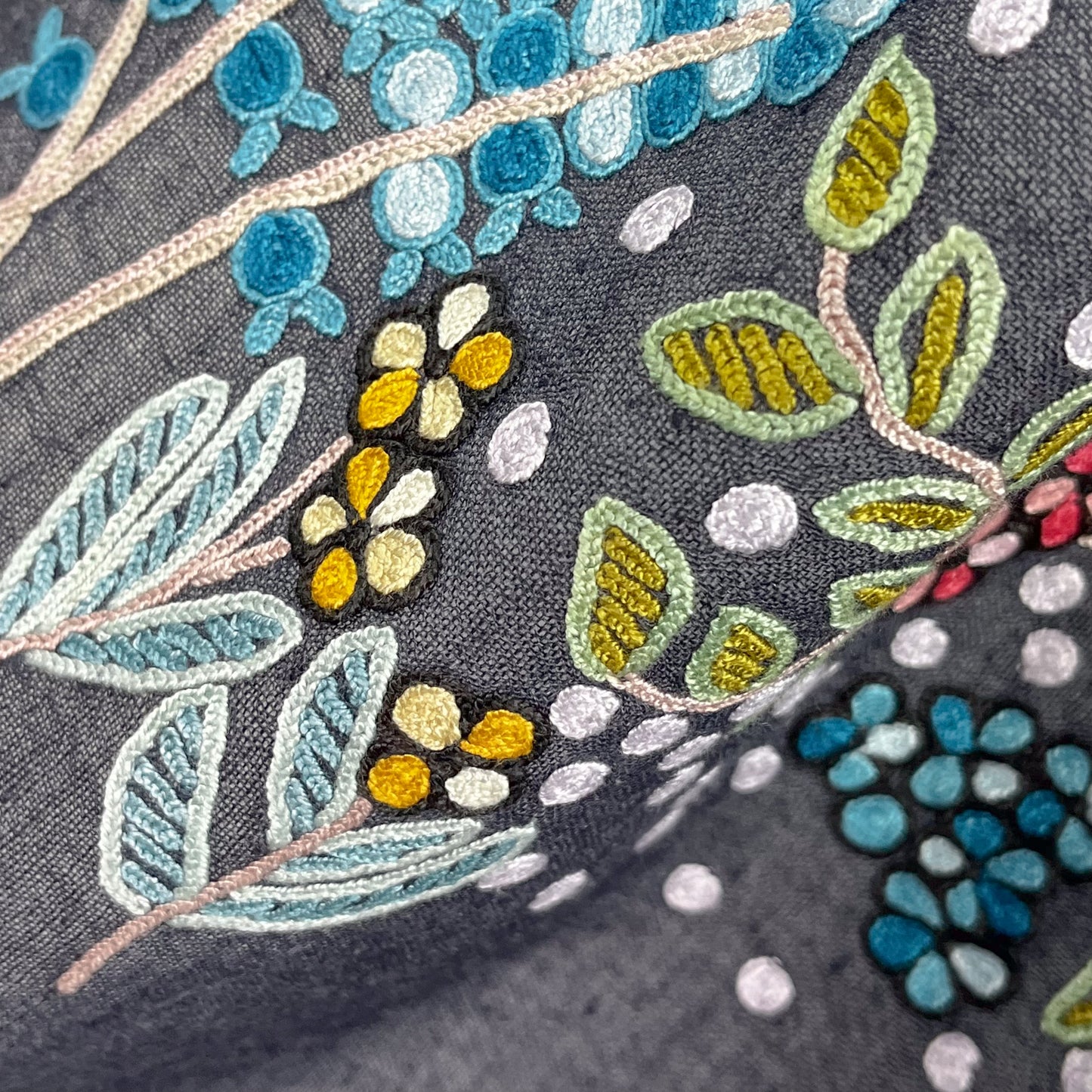 フラワーモチーフ 薄手ウール&シルク アリー手刺繍ストール (ダークグレー)