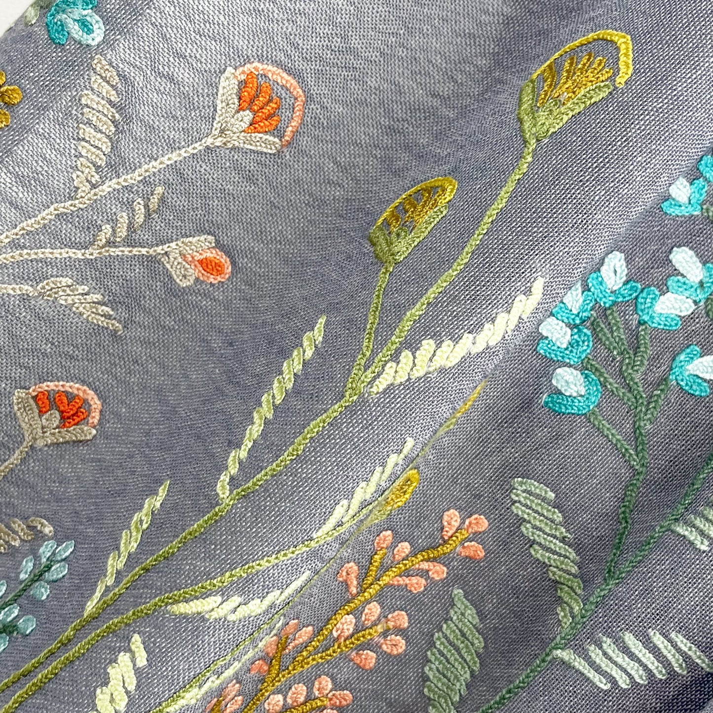 ウール&シルク アリー手刺繍ストール(グレー)