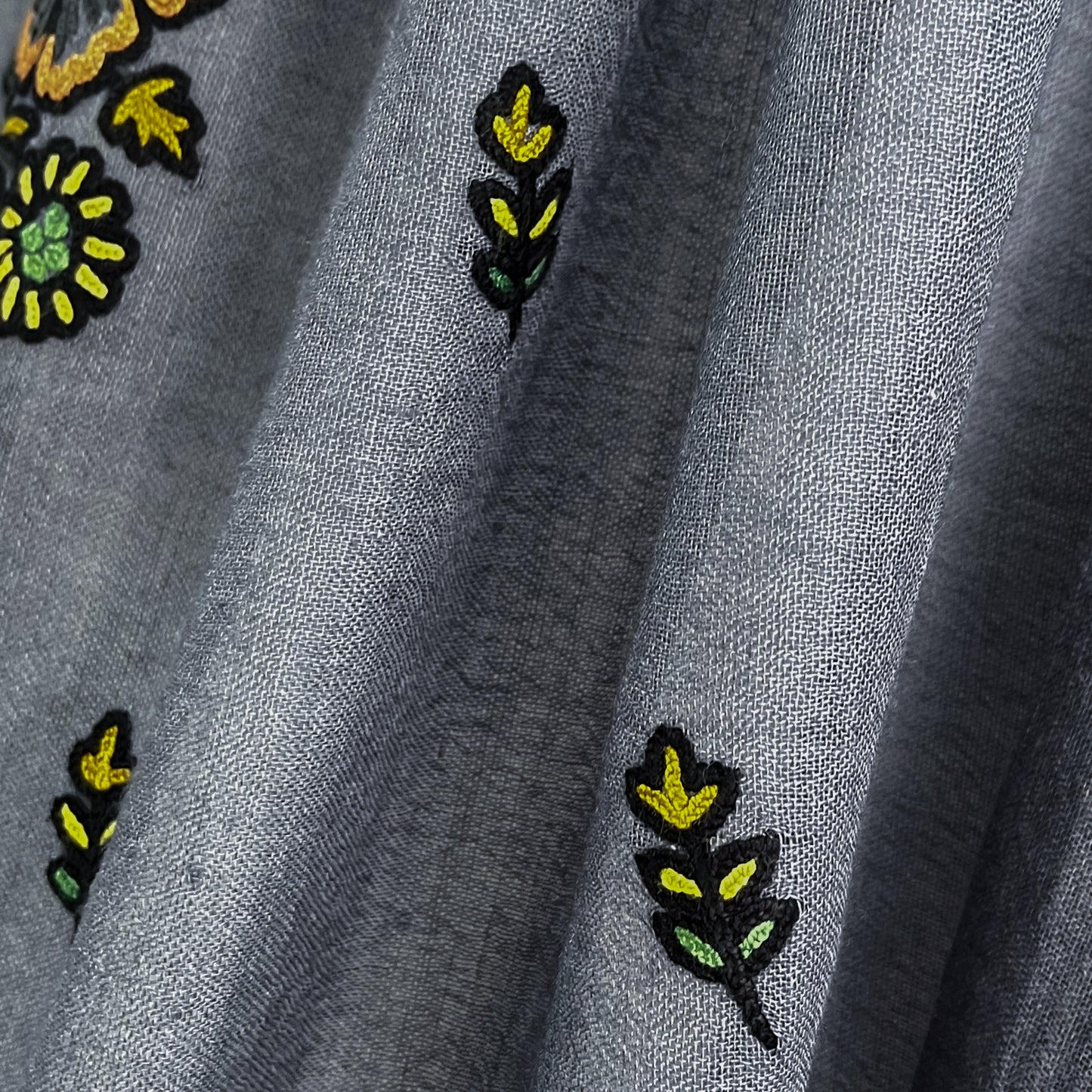 Jewelry Series 薄手ウール&シルク アリー手刺繍ストール (ダークグレー/イエロー)