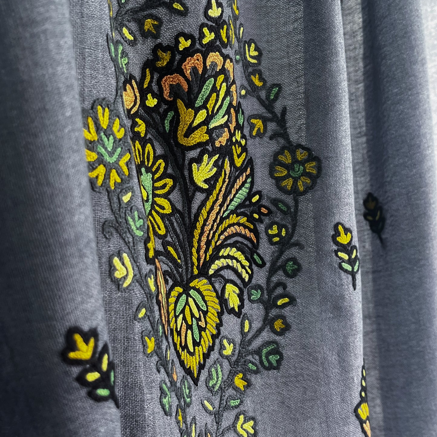 Jewelry Series 薄手ウール&シルク アリー手刺繍ストール (ダークグレー/イエロー)