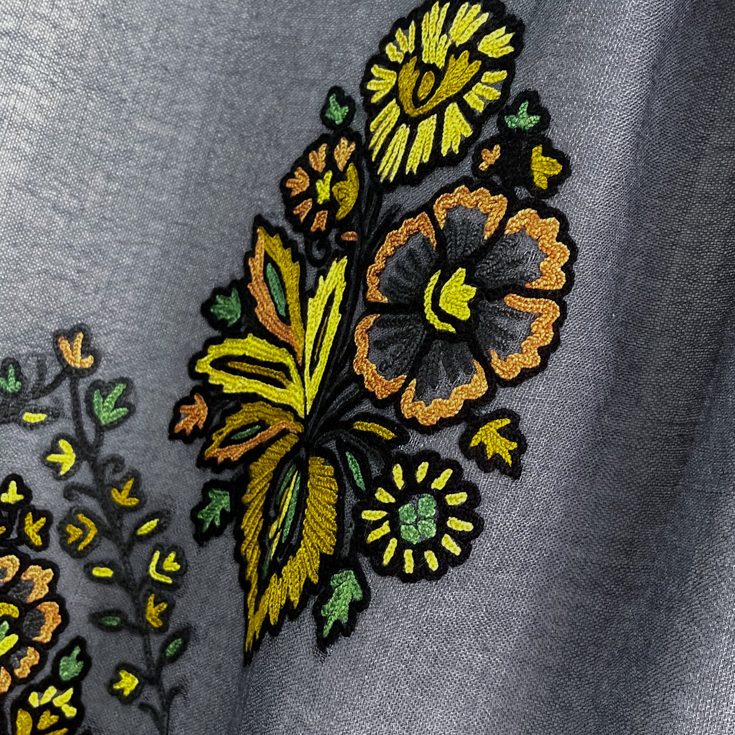 Jewelry Series 薄手ウール&シルク アリー手刺繍ストール (ダークグレー/イエロー)