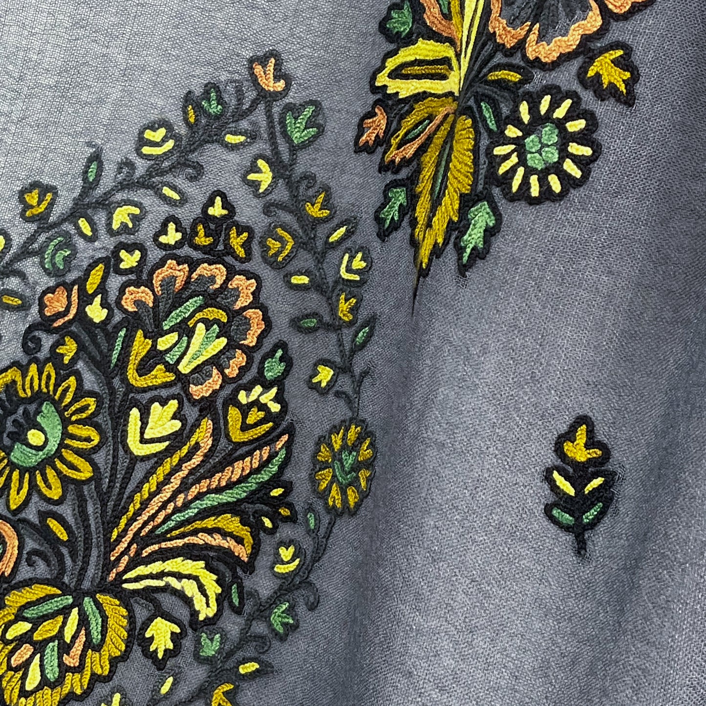 Jewelry Series 薄手ウール&シルク アリー手刺繍ストール (ダークグレー/イエロー)