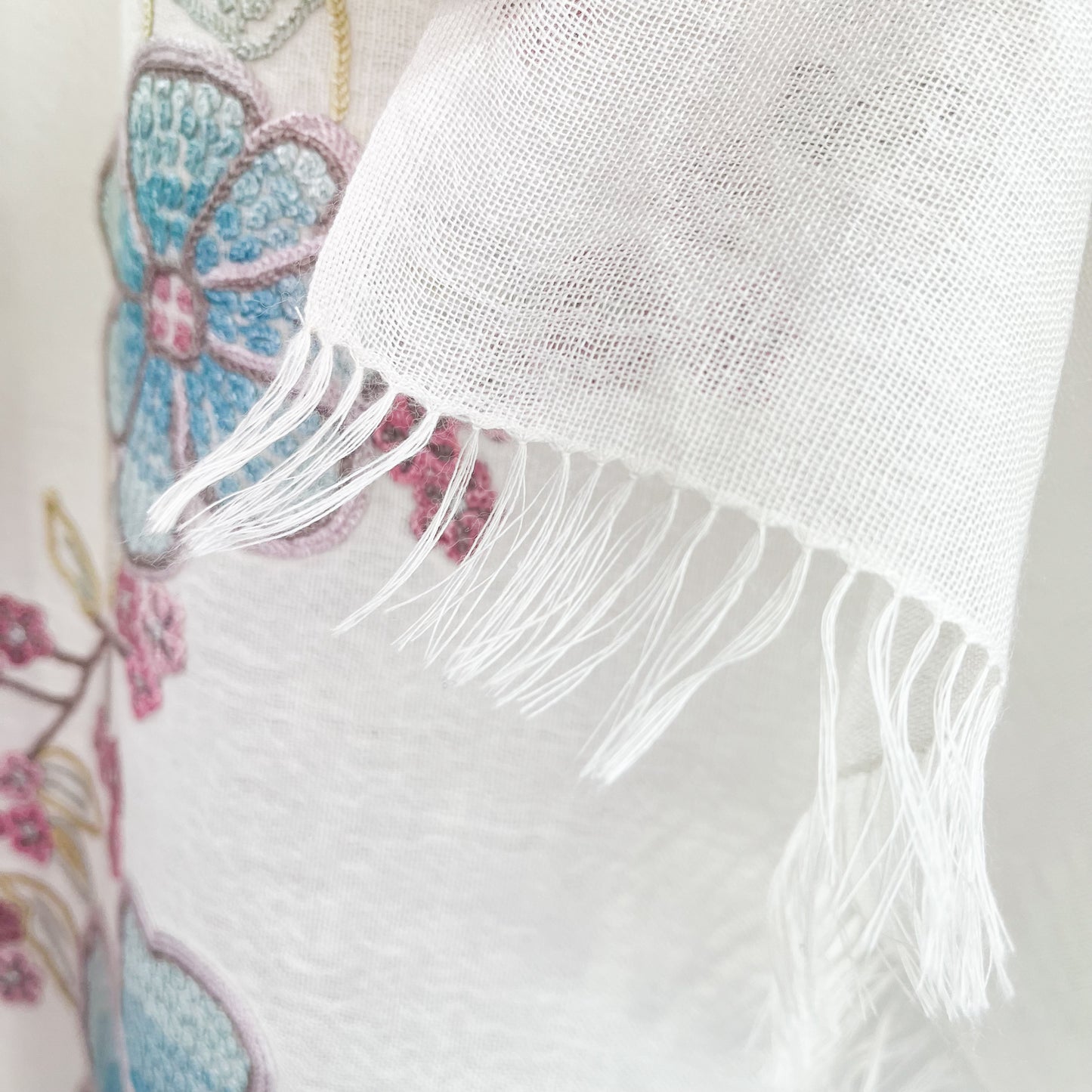フラワーモチーフ 薄手ウール&シルク アリー手刺繍ストール (ホワイト/ピンクマルチ)