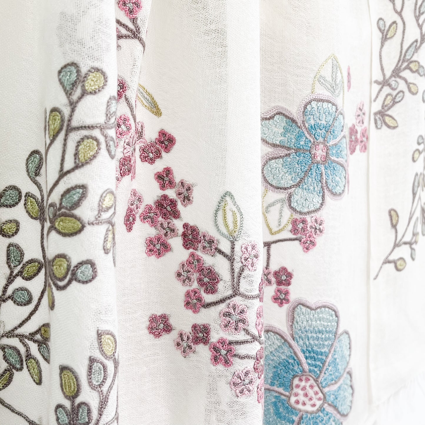 フラワーモチーフ 薄手ウール&シルク アリー手刺繍ストール (ホワイト/ピンクマルチ)